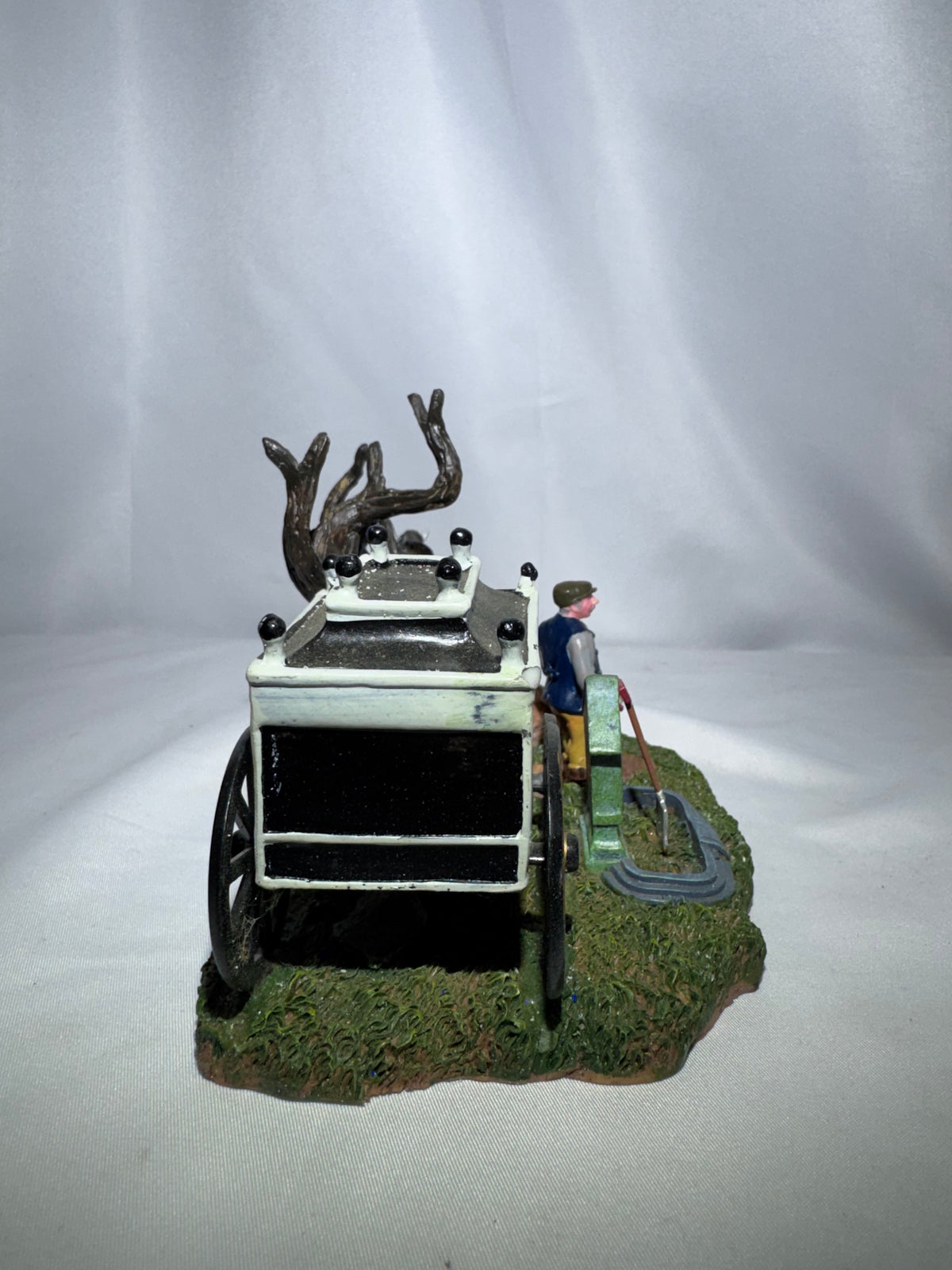 Lemax Spooky Town Gruesome Grave Digger – Item #53511 – 2005 – Retired