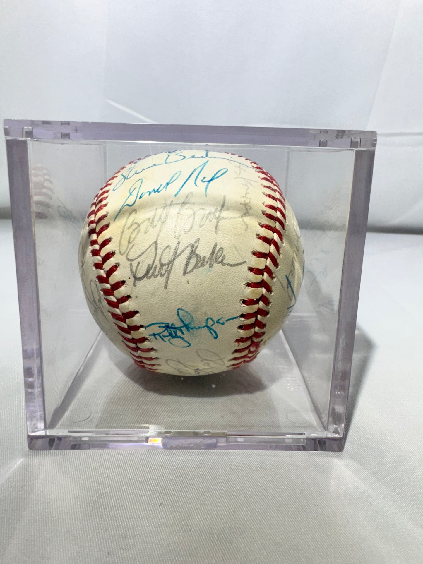 1989 World Series Official Baseball – San Francisco Giants – 32 Autographs – Will Clark, Robby Thompson, Jose Vribe, Matt Williams and Brett Butler autographs
