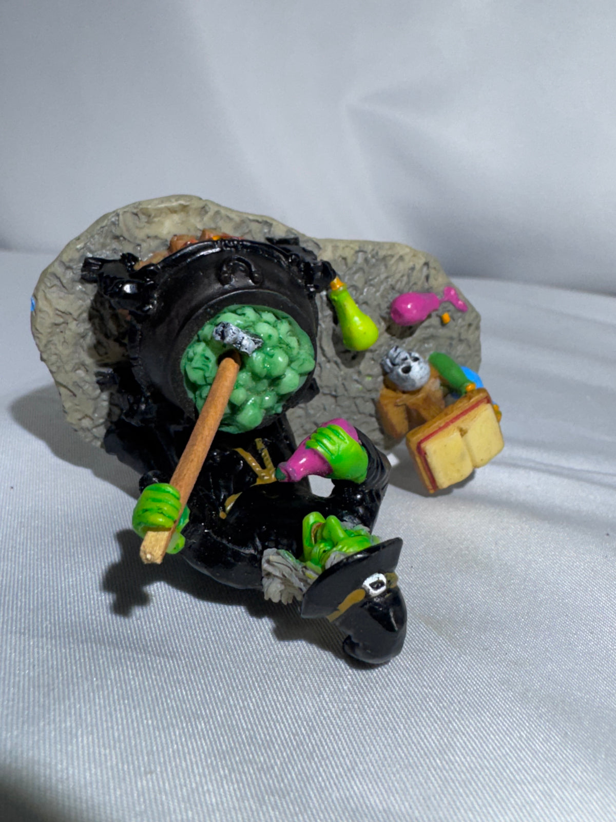 Lemax Spooky Town “The Witch’s Cauldron” #42840 — Halloween Village Figurine read