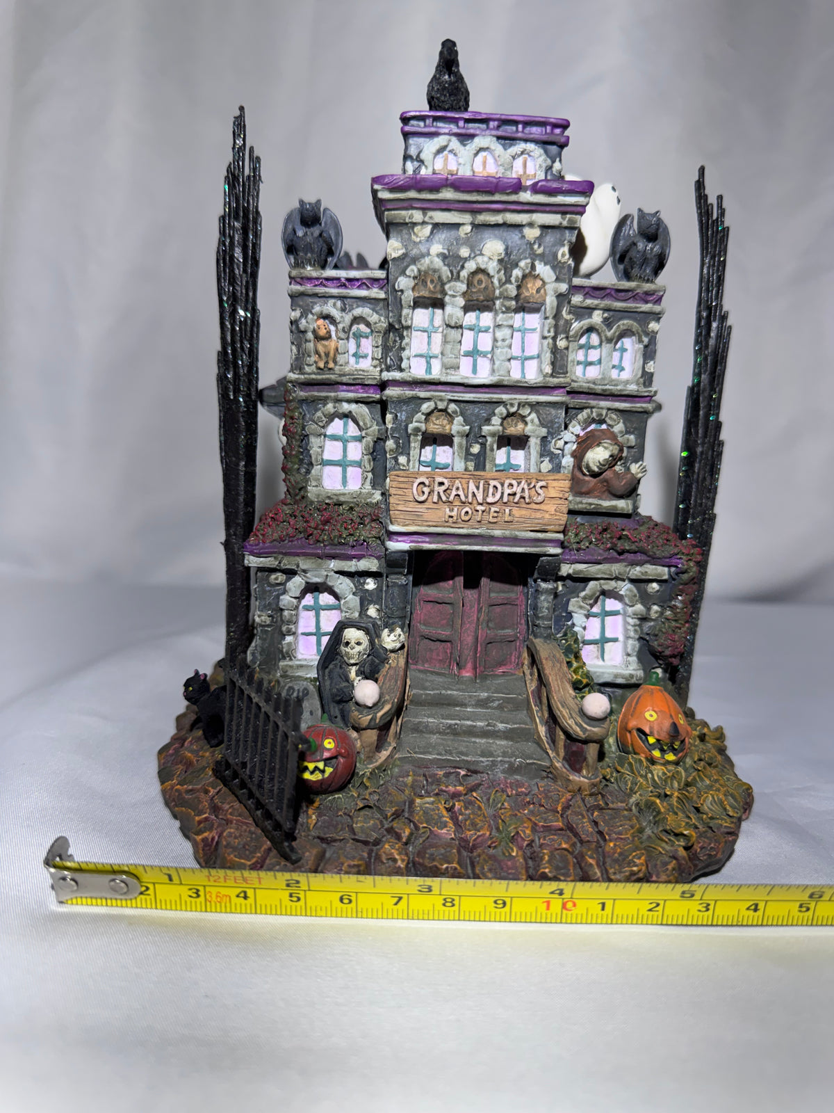 Hawthorne Village The Munsters Halloween Village – Grandpa’s Touch of Transylvania Hotel – 2004