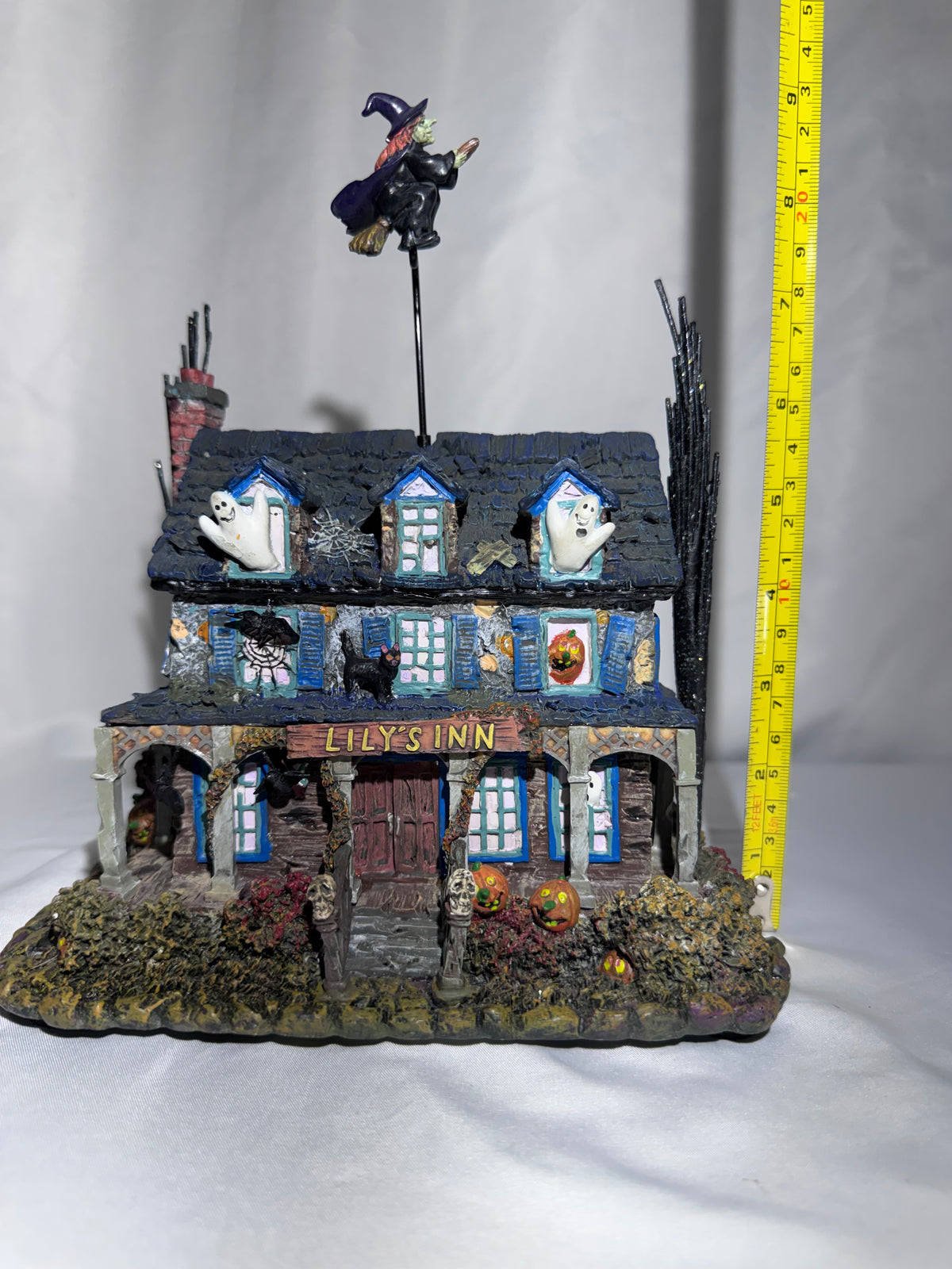 2004 Hawthorne Village The Munsters “Lily’s Inn” Halloween Village Lighted House – COA
