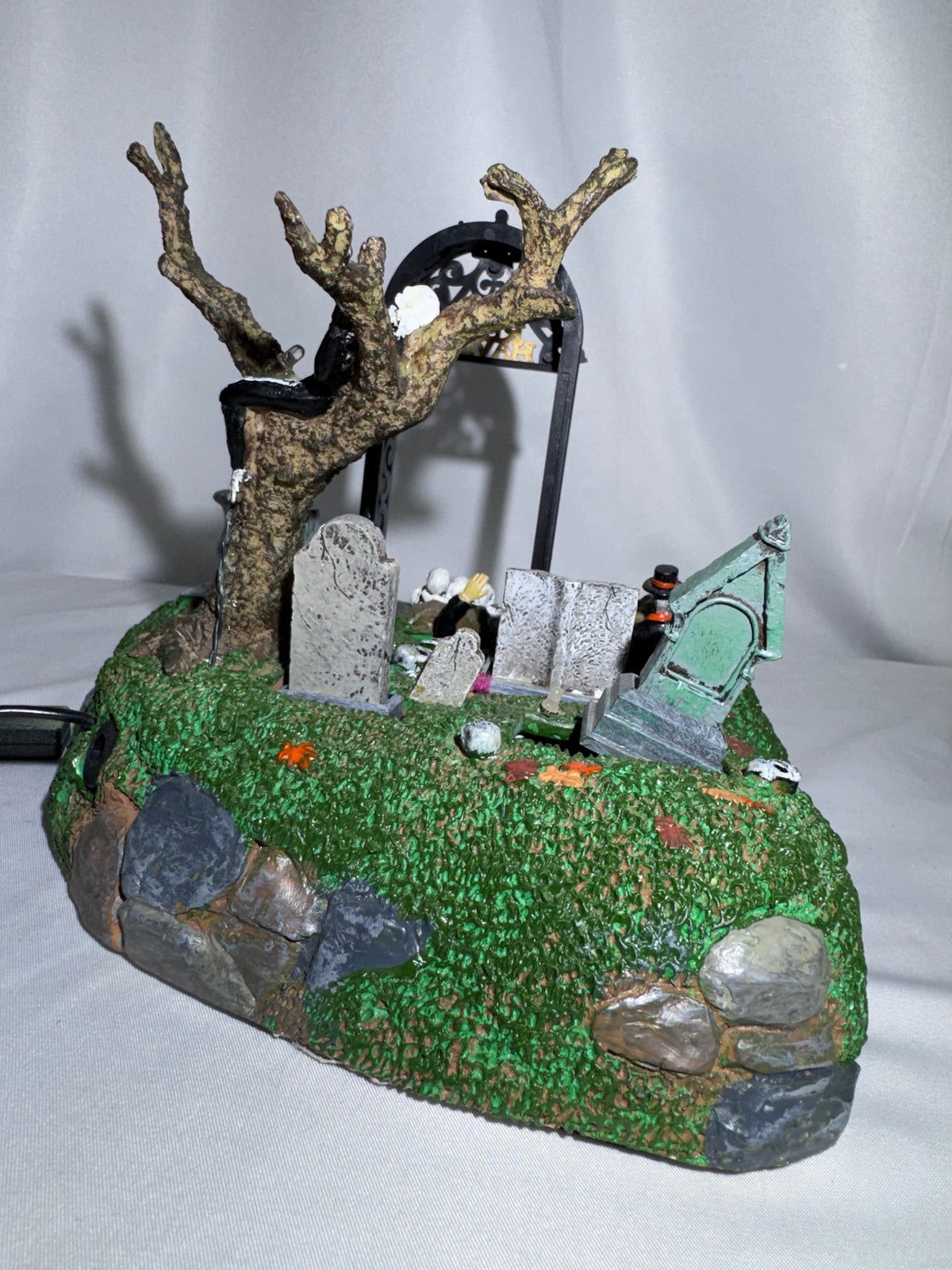 Lemax Spooky Town Restless Tombstones Animated Table Accent #74605 – 2007 – Retired