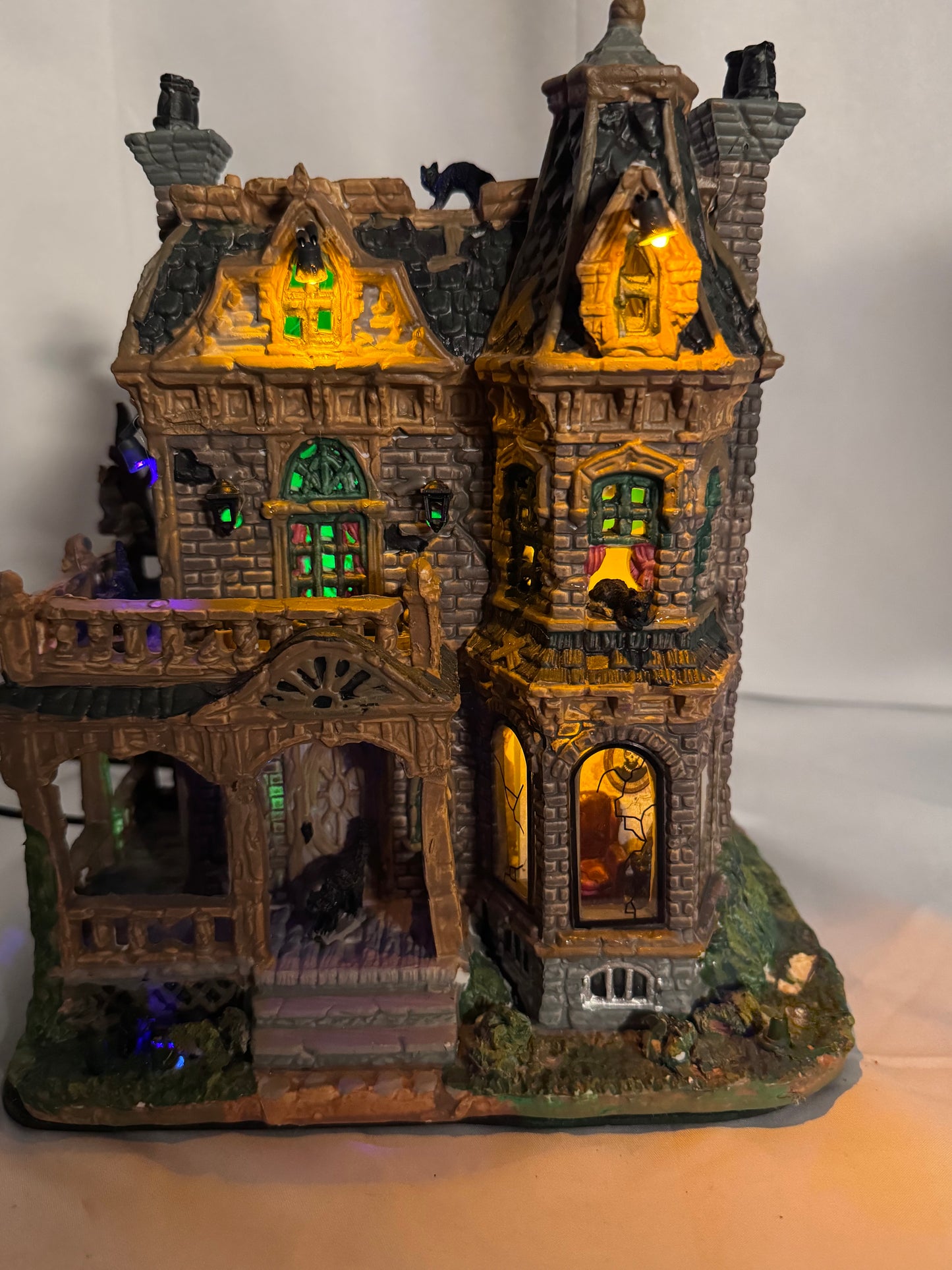 Lemax Spooky Town Withered Mansion #45662 – Retired 2014–2019 Halloween Village