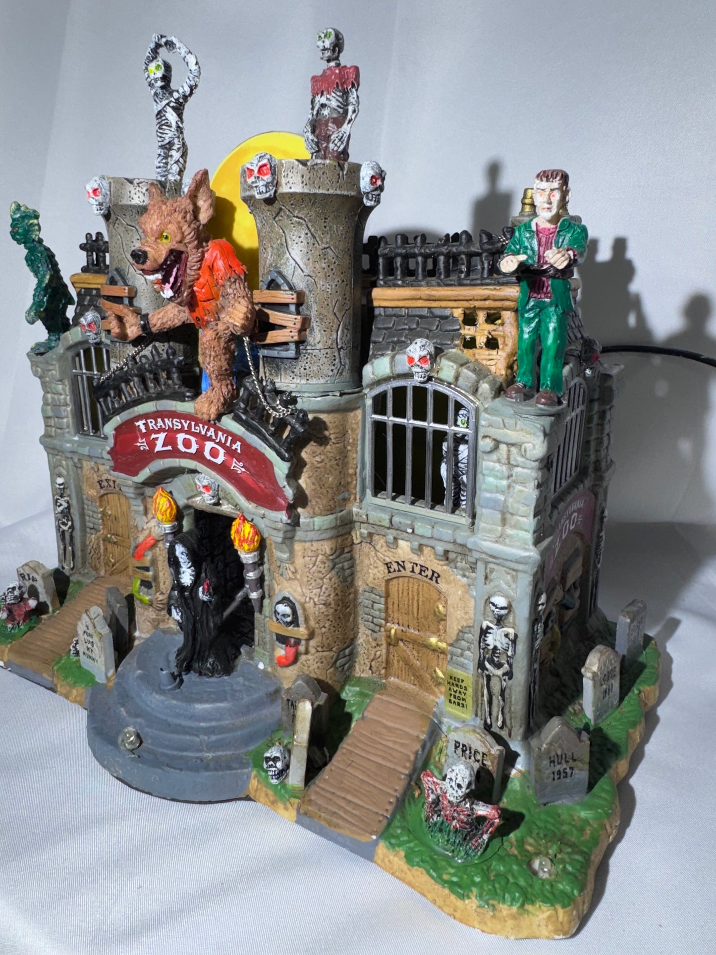 Lemax Spooky Town Transylvania Zoo – Animated Lighted & Musical Halloween Building – Retired