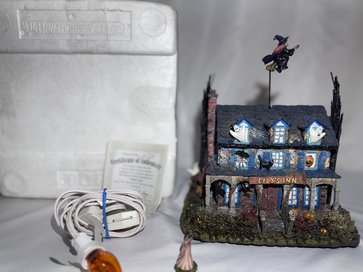 2004 Hawthorne Village The Munsters “Lily’s Inn” Halloween Village Lighted House – COA