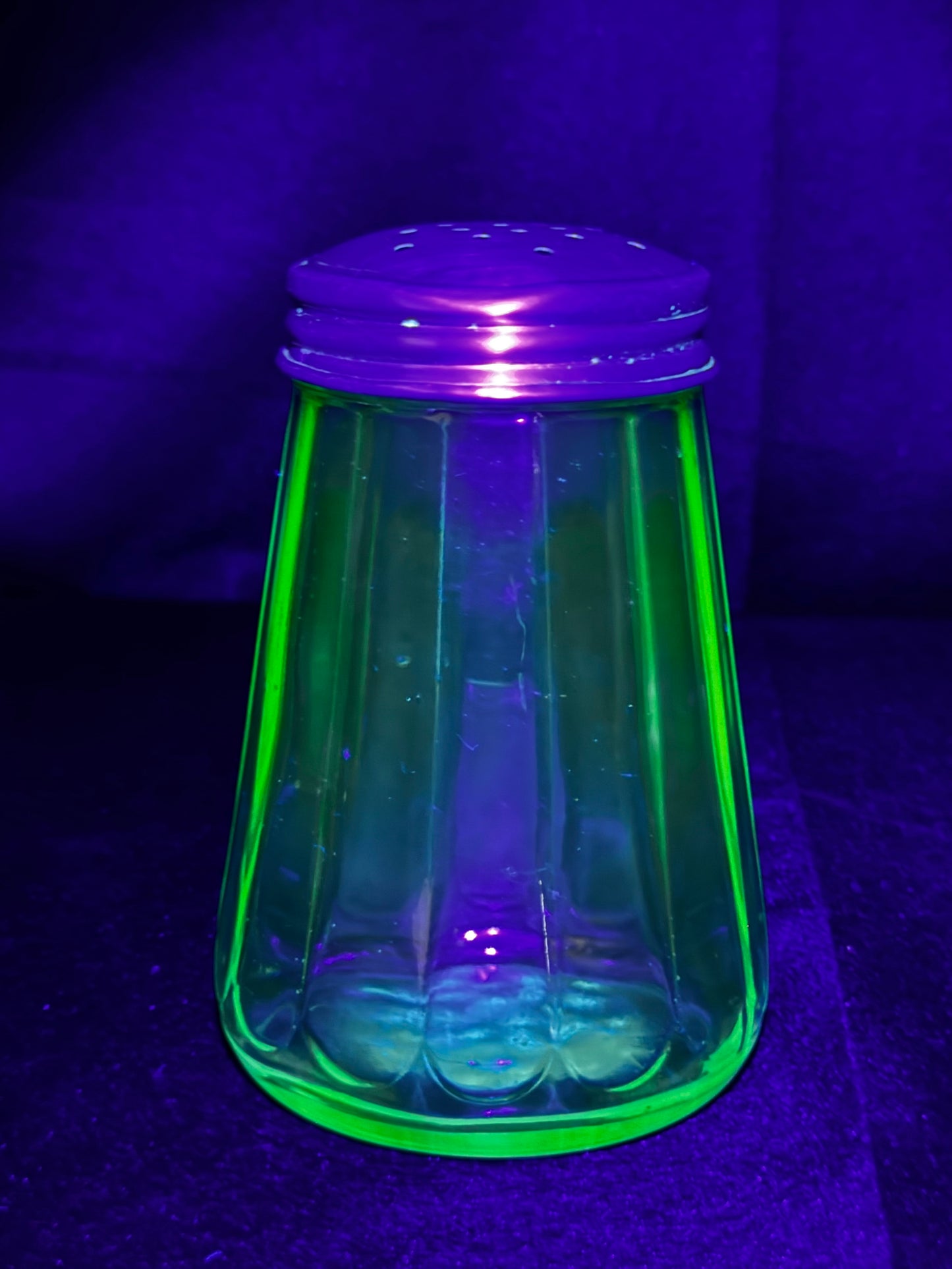 Vintage Uranium Jeanette Green Depression Glass Shaker 2051-5