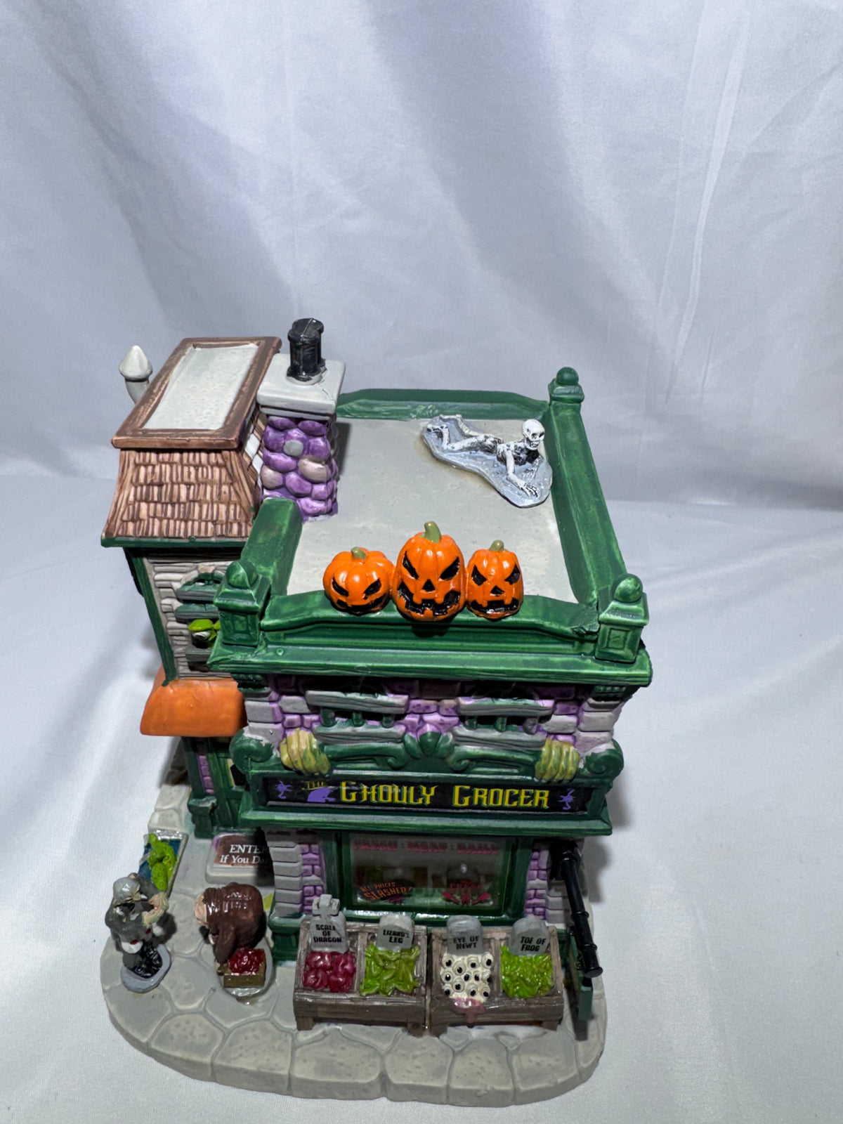 Lemax Spooky Town Ghouly Grocer #95458 – 2019 – Lighted Porcelain Building – Original Box