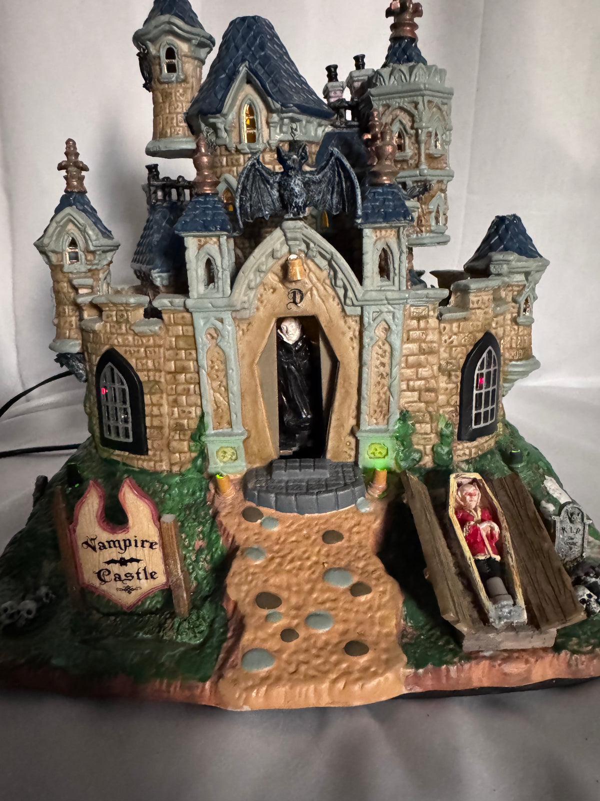 Lemax Spooky Town Vampire Castle #75498 – Retired 2007 Halloween Village – Animated & Lighted