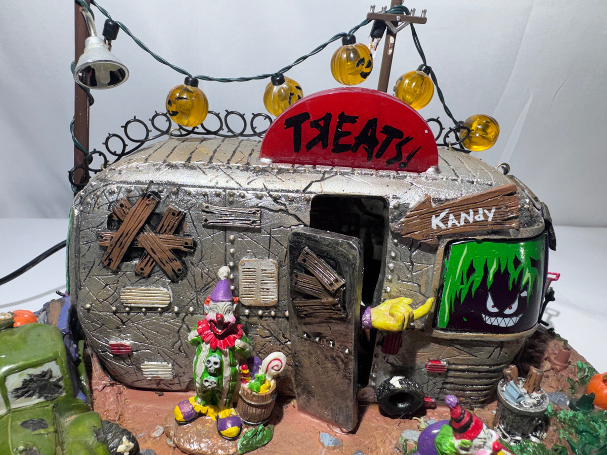 Lemax Spooky Town Killer Clown Mobile Home #14323 – Retired 2012 Halloween Village