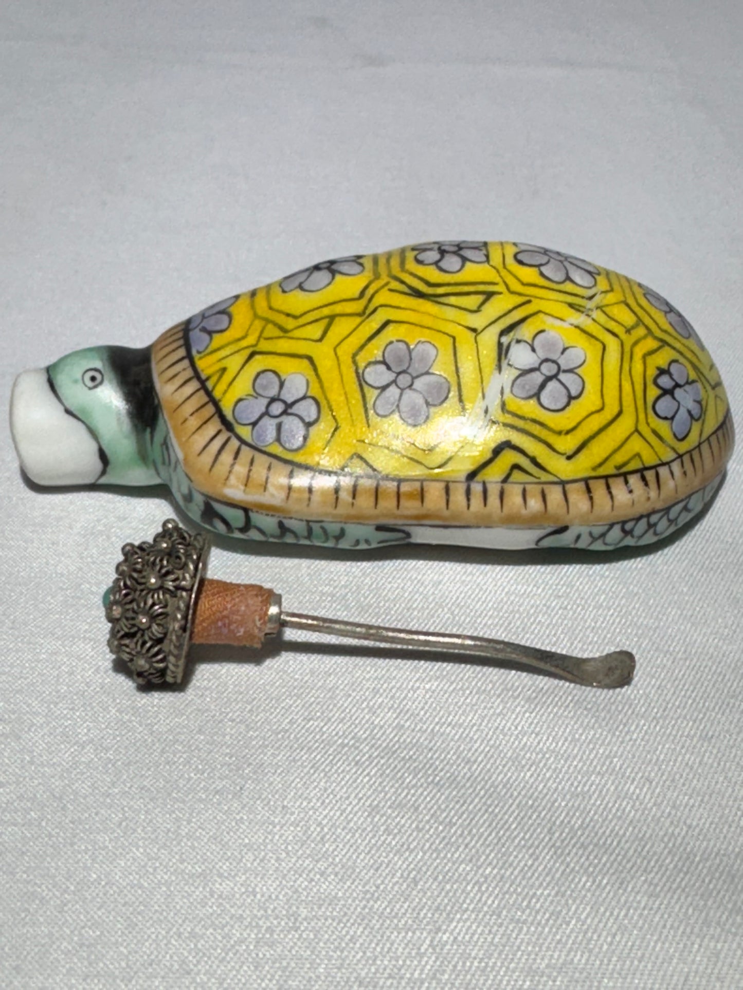 Antique Porcelain Turtle Snuff Bottle – Hand-Painted with Spoon and Stopper
