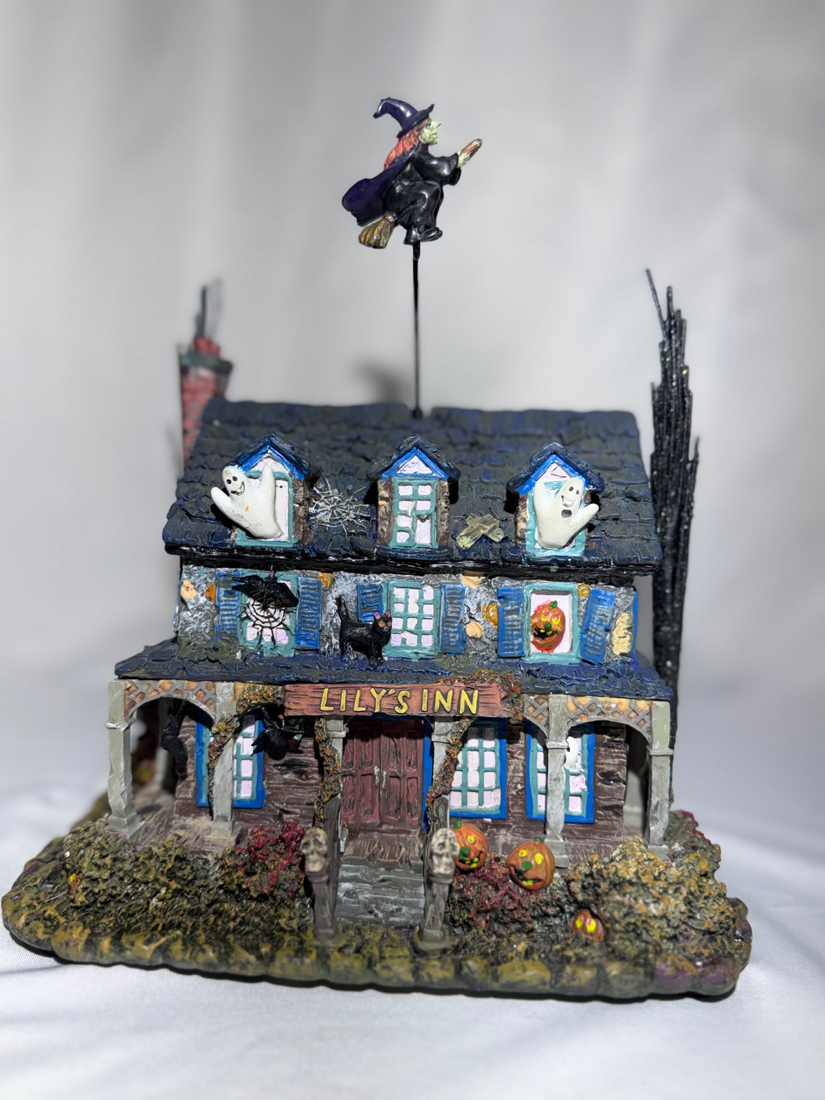 2004 Hawthorne Village The Munsters “Lily’s Inn” Halloween Village Lighted House – COA