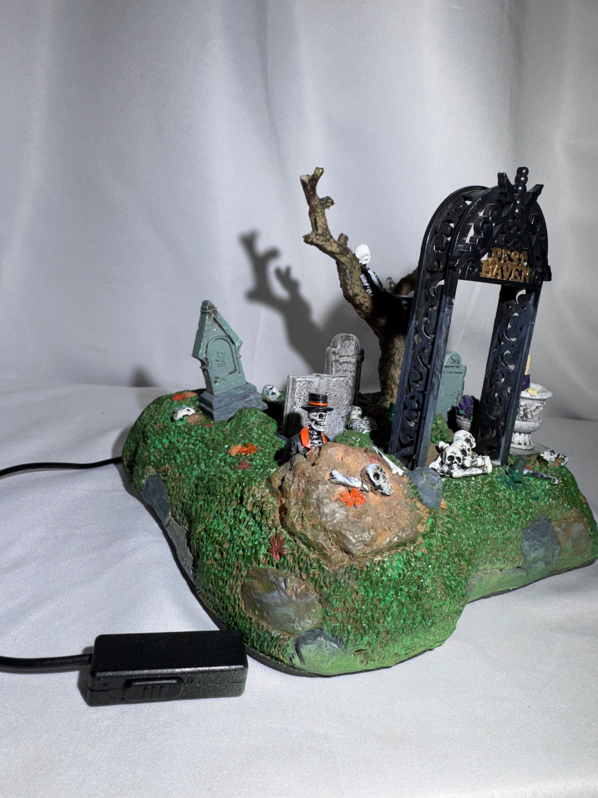 Lemax Spooky Town Restless Tombstones Animated Table Accent #74605 – 2007 – Retired