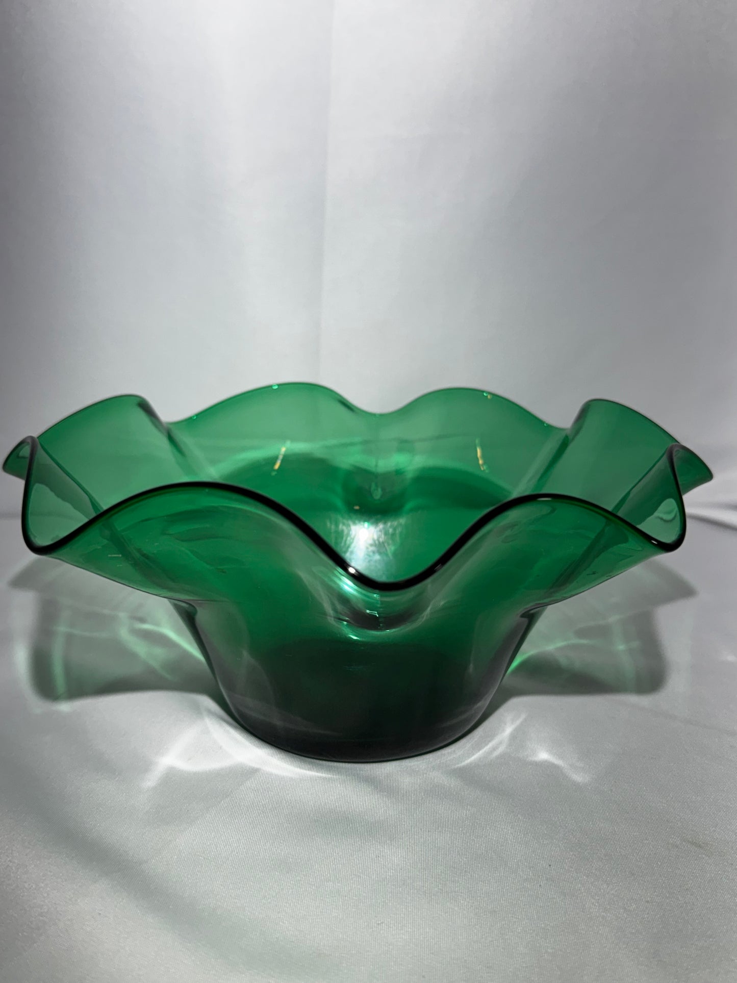 Vintage Emerald Green Hand Blown Art Glass Ruffled Bowl MCM Handkerchief Vase 9”