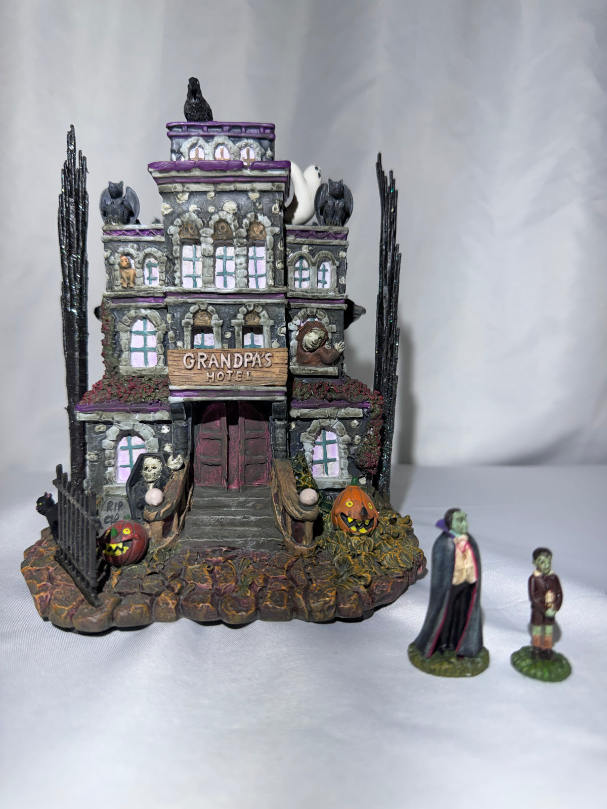 Hawthorne Village The Munsters Halloween Village – Grandpa’s Touch of Transylvania Hotel – 2004
