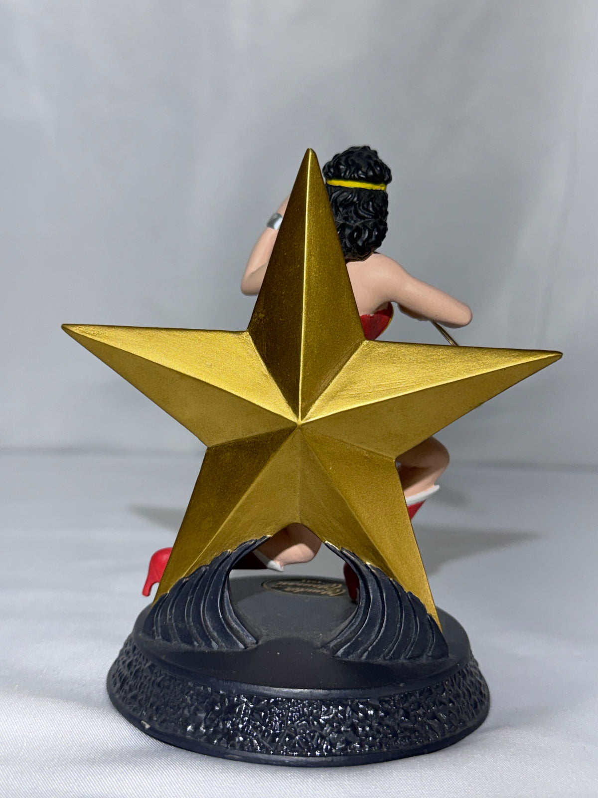 1996 Hallmark DC Super Heroes Collection Golden Age Wonder Woman “Champion of Freedom” Figurine with Box