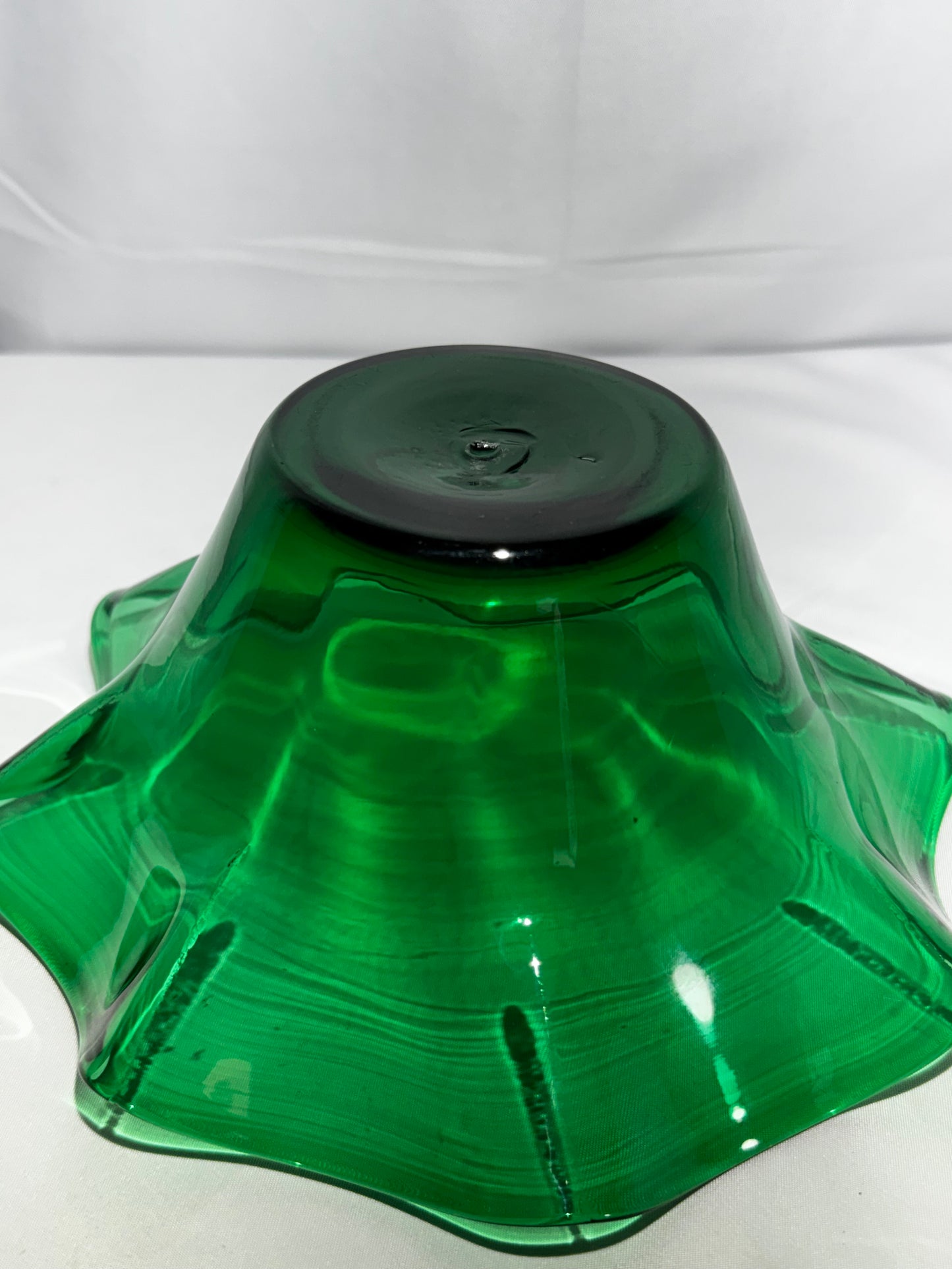 Vintage Emerald Green Hand Blown Art Glass Ruffled Bowl MCM Handkerchief Vase 9”