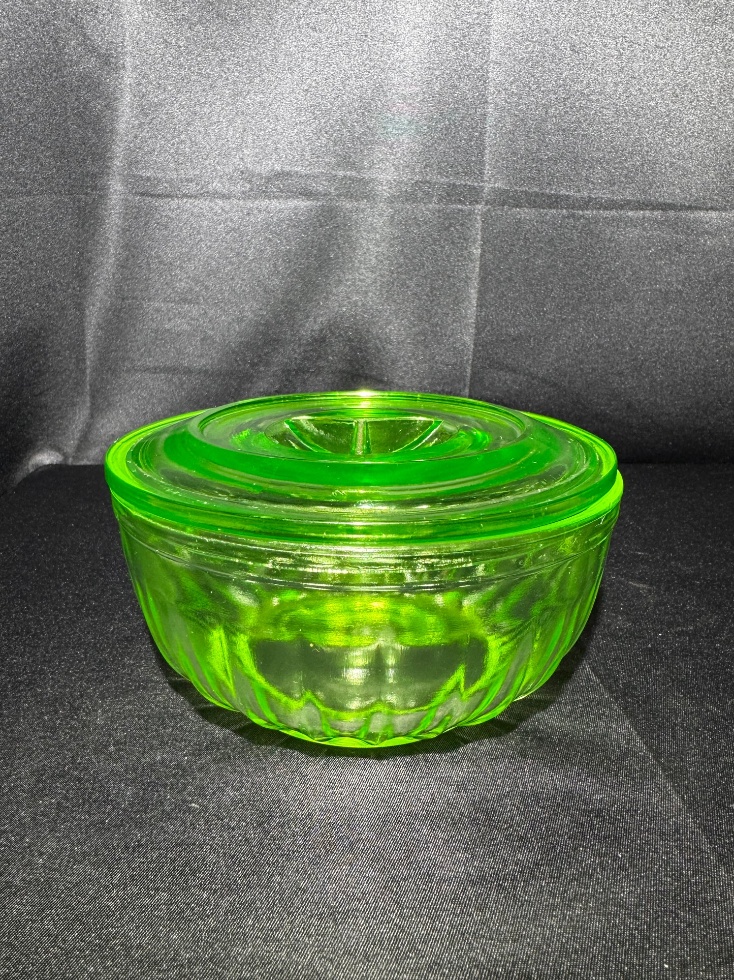 Vintage Anchor Hocking Uranium Glass Refrigerator Dish w/ Lid Ribbed Depression Glass UV Glow 5.5”