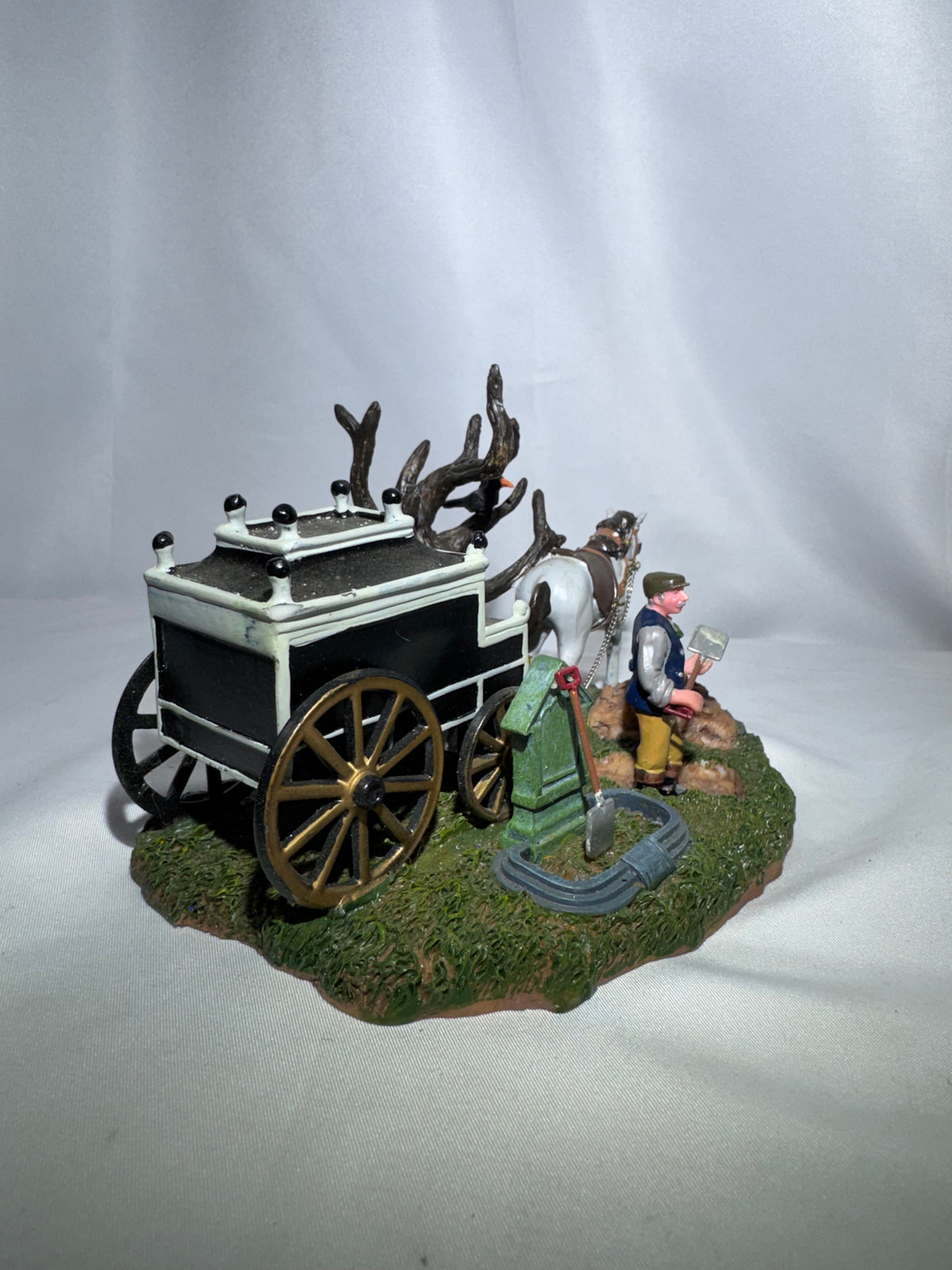 Lemax Spooky Town Gruesome Grave Digger – Item #53511 – 2005 – Retired