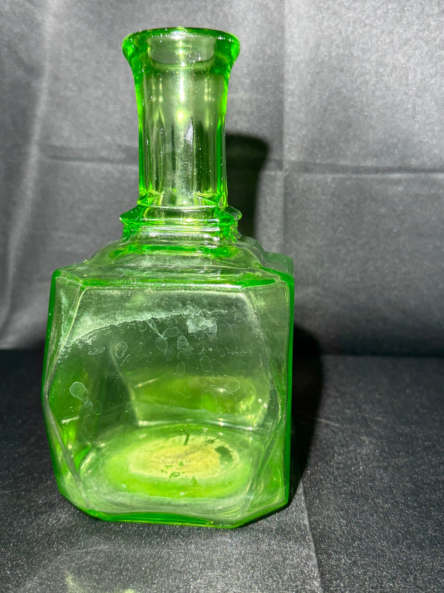 Vintage Anchor Hocking Green Uranium Glass Decanter – Art Deco Square Depression Glass – UV Glow