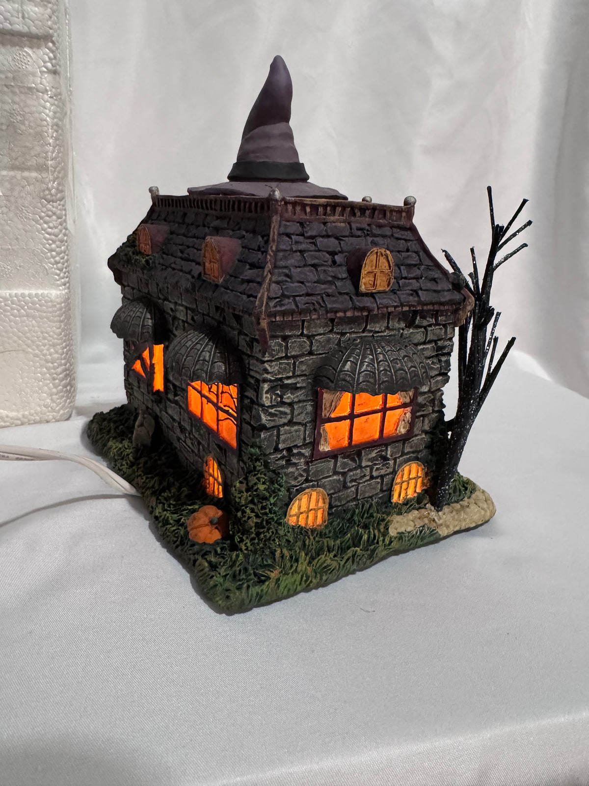 Hawthorne Village The Munsters Lily’s Costume Shop – A2296 – 2005 Halloween Village
