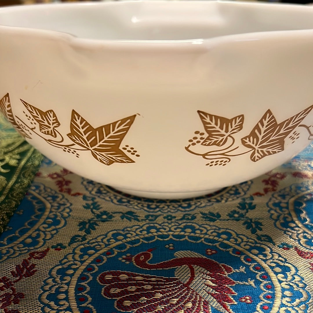 Vintage Pyrex Sandlewood Ivy mixing bowl in mint condition.