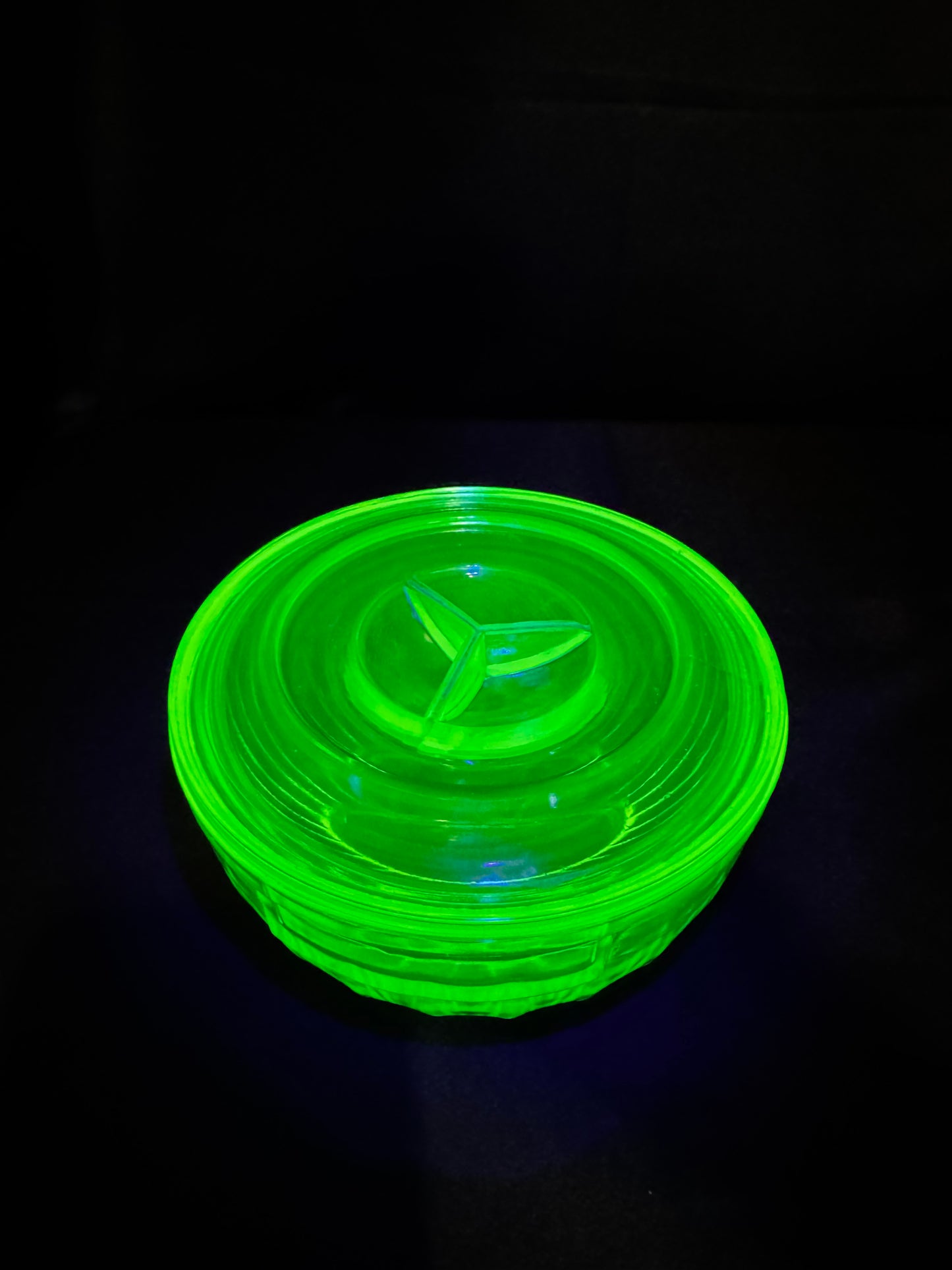 Vintage Anchor Hocking Uranium Glass Refrigerator Dish w/ Lid Ribbed Depression Glass UV Glow 5.5”
