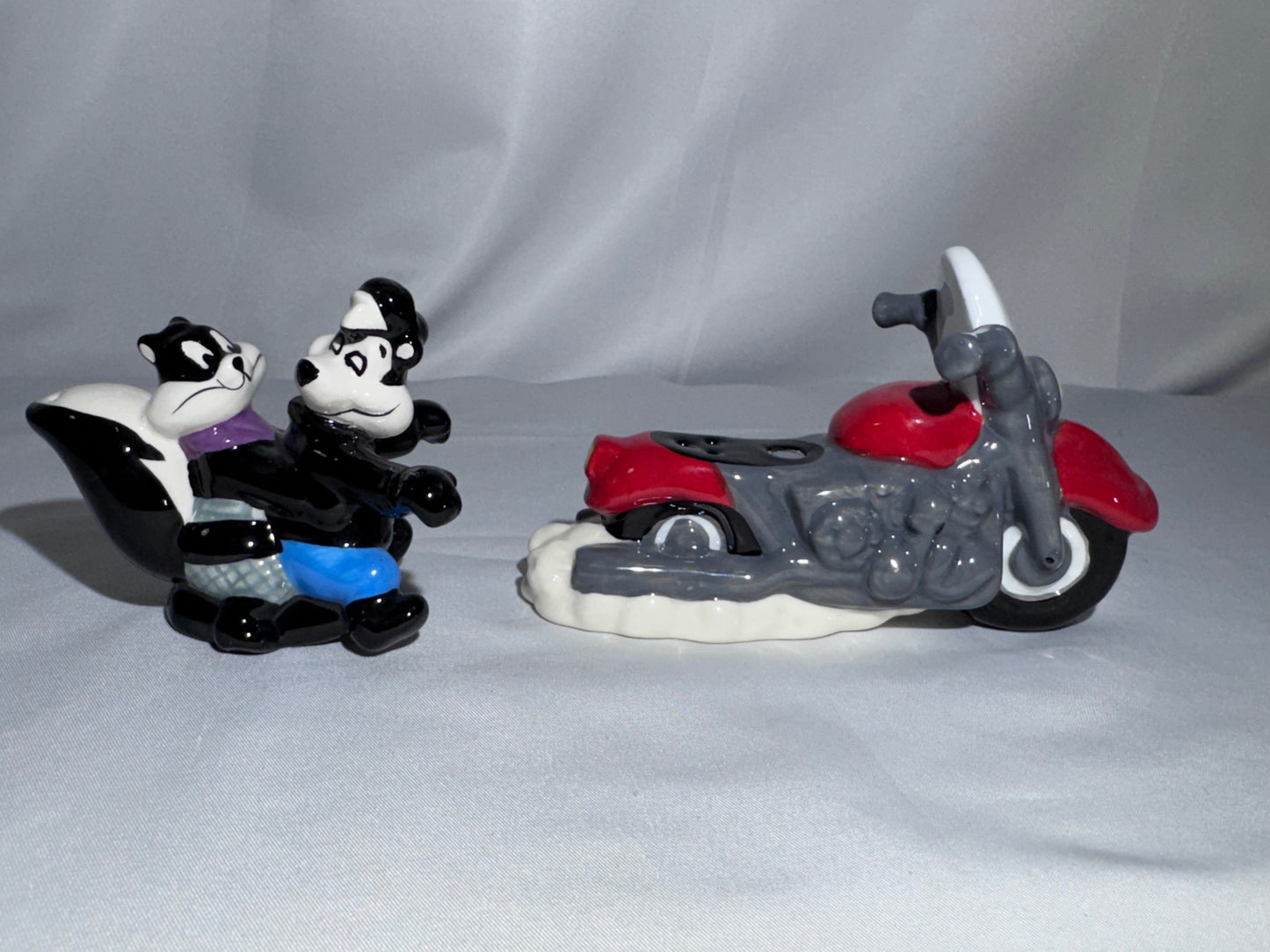 2009 Westland Looney Tunes Pepe Le Pew Penelope and motorcycle Magnetic Shakers Box