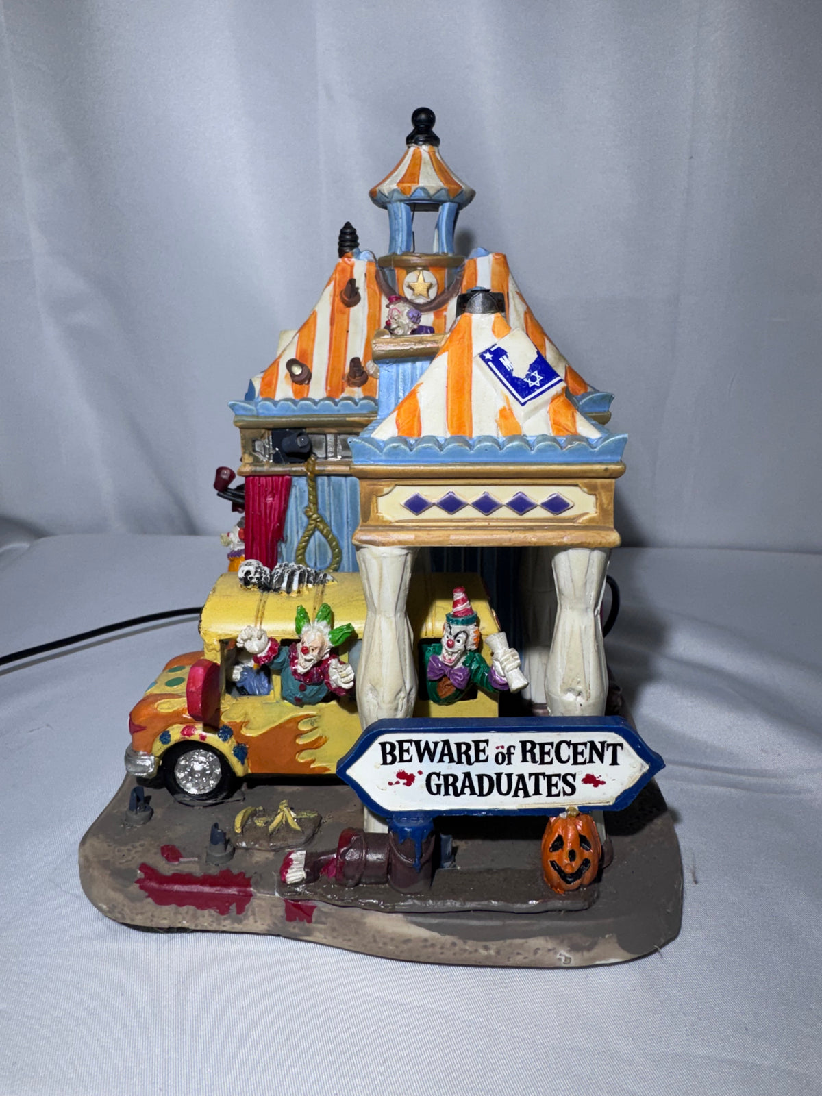 Lemax Spooky Town Creepy Clown Academy #55905 – 2016 – Lighted & Sound – read