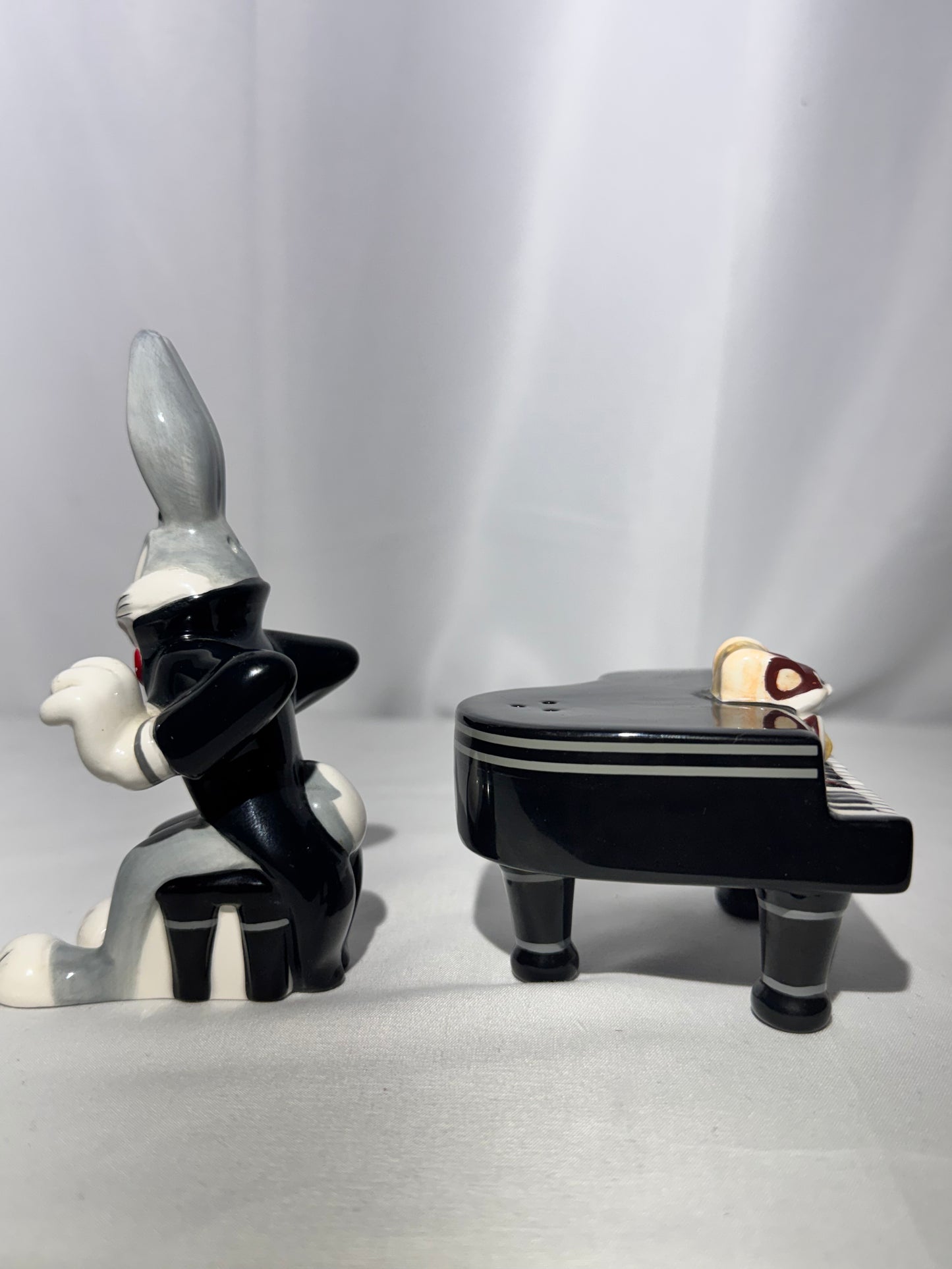 Vintage Warner Bros. Bugs Bunny & Piano Salt and Pepper Shaker Set – Looney Tunes