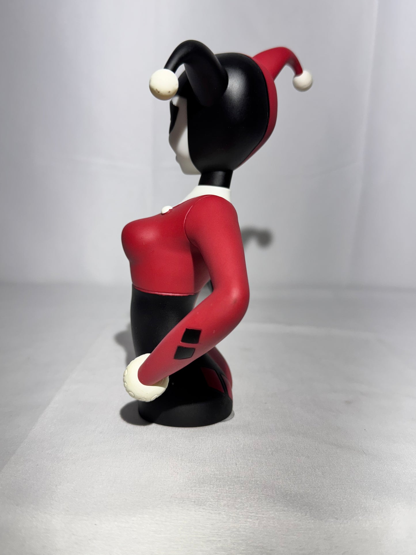 Harley Quinn Vinyl Bust Bank – Batman: The Animated Series – DC Comics / Warner Bros.