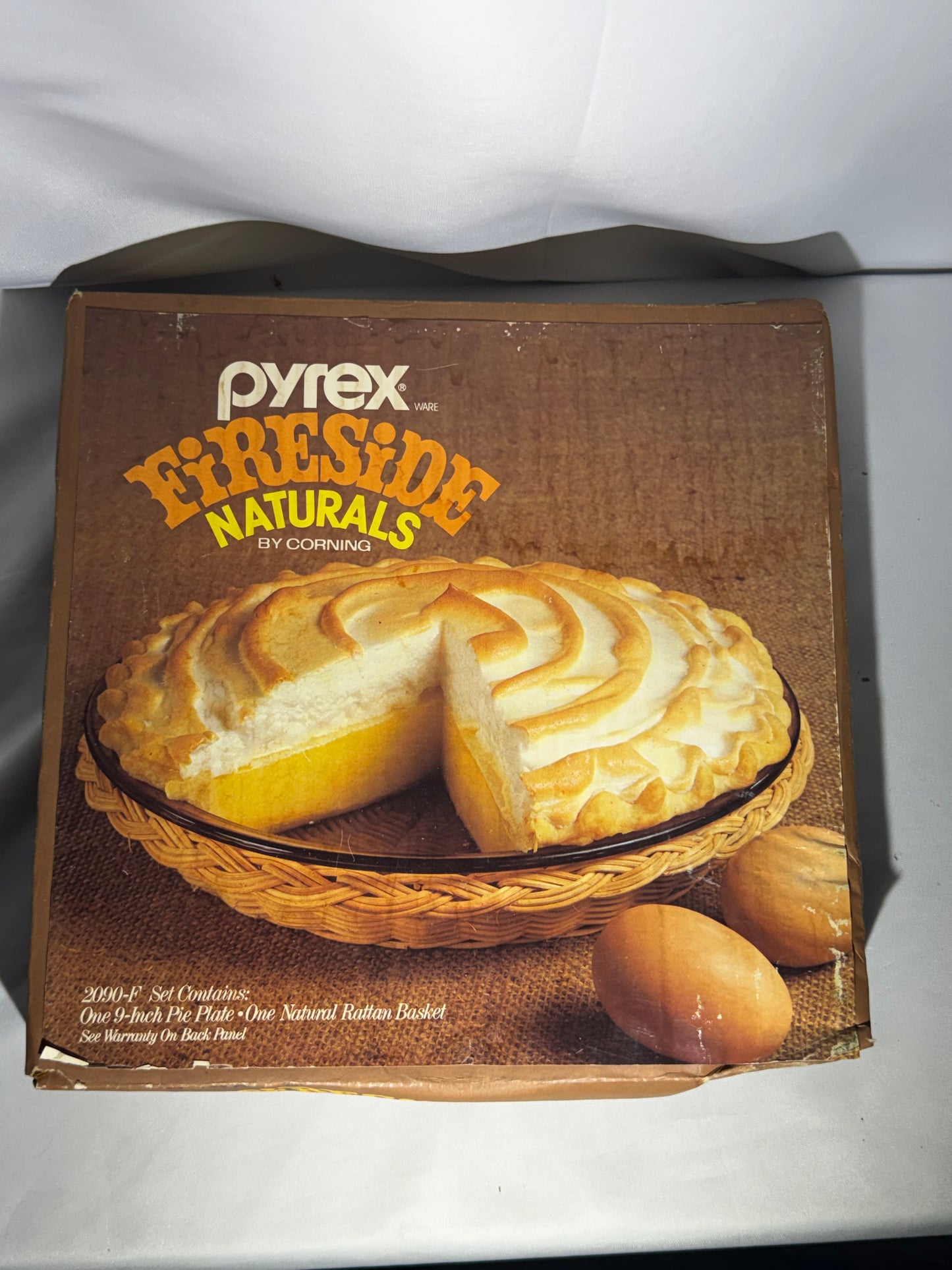 Vintage Pyrex Fireside Naturals 2090-F 9” Amber Glass Pie Plate w/ Rattan Basket Boxed