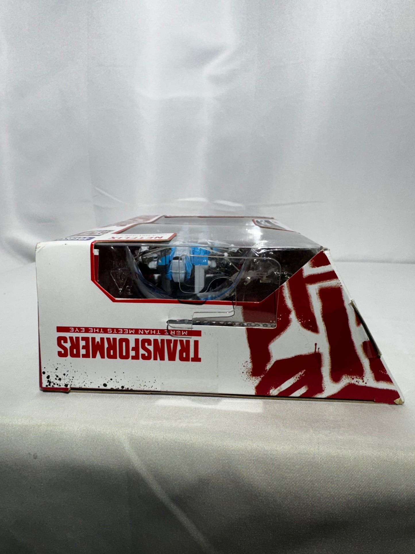 Hasbro Transformers Generations War for Cybertron Series-Inspired Deluxe Class Chromia action figure