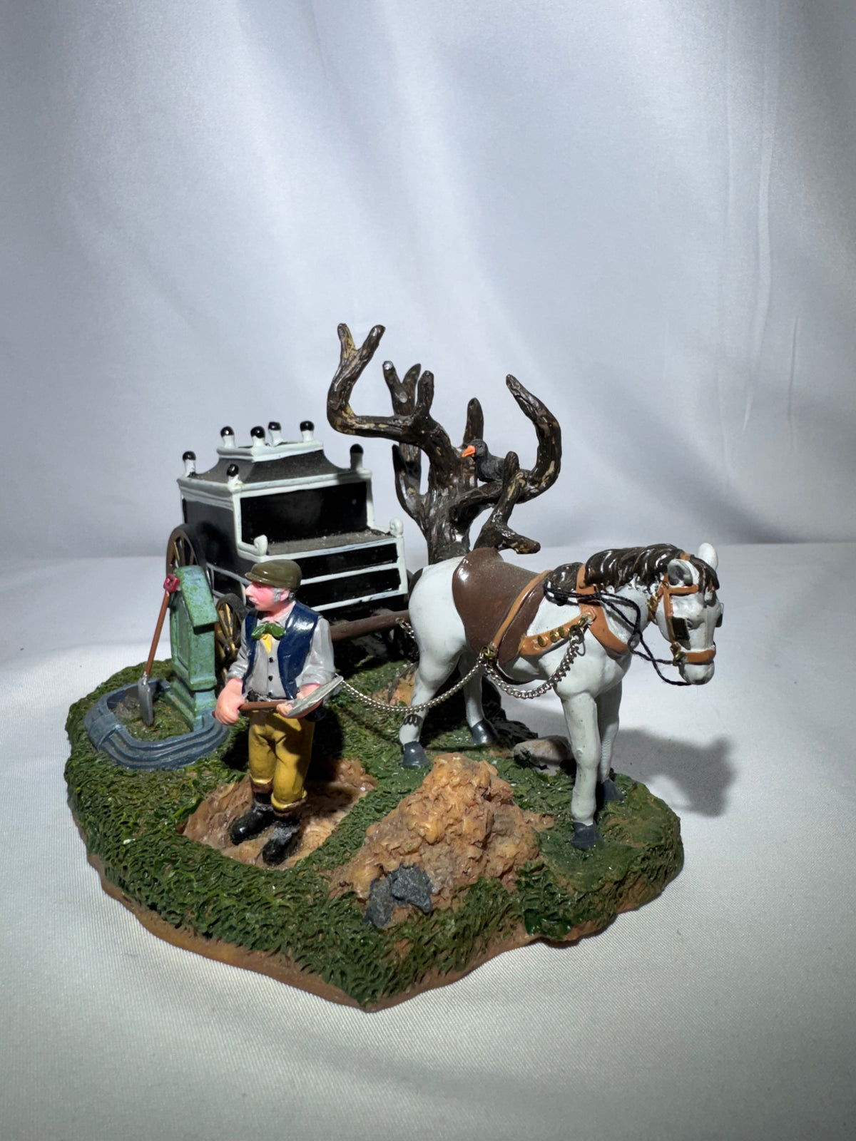 Lemax Spooky Town Gruesome Grave Digger – Item #53511 – 2005 – Retired