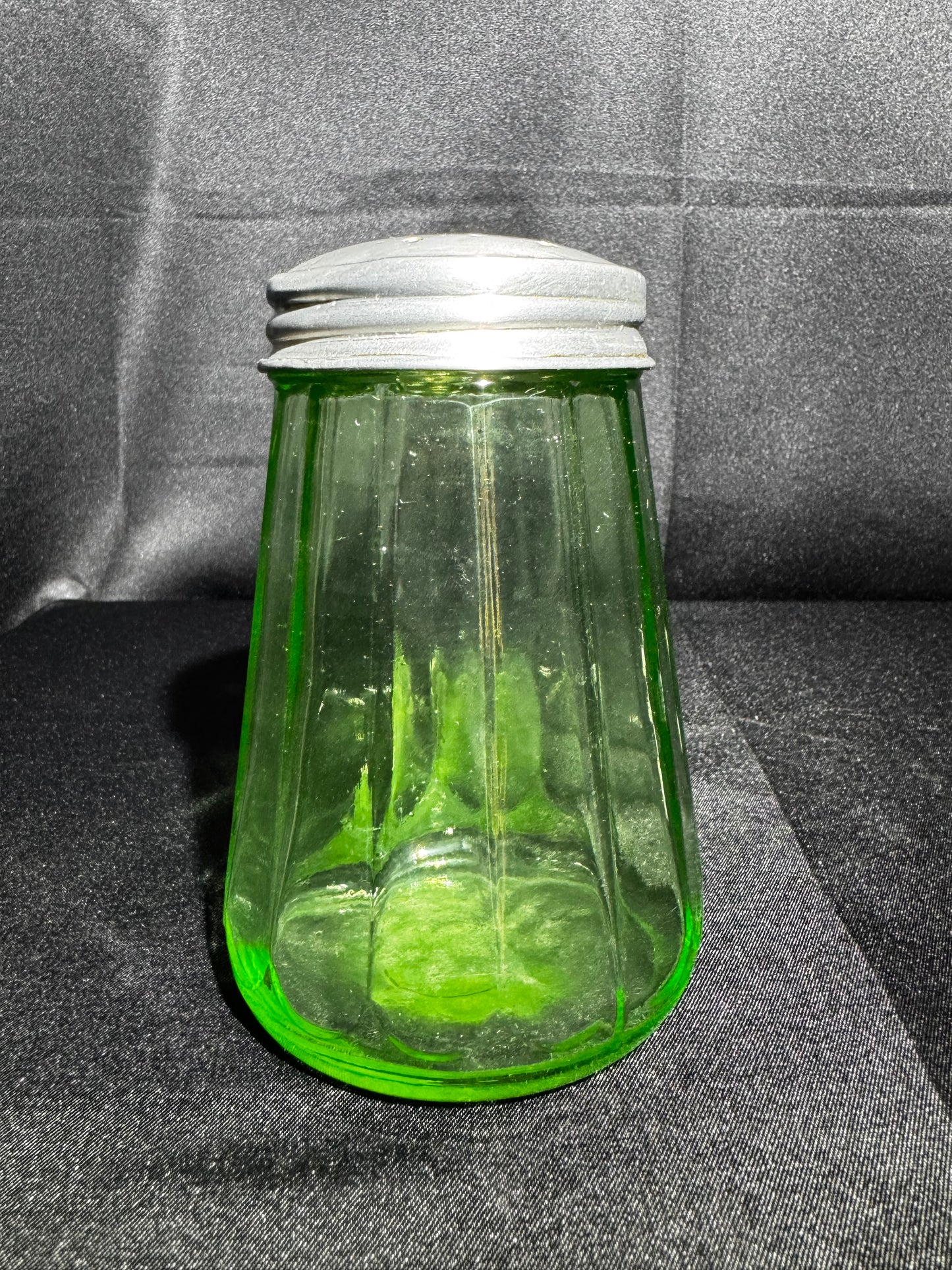 Vintage Uranium Jeanette Green Depression Glass Shaker 2051-5
