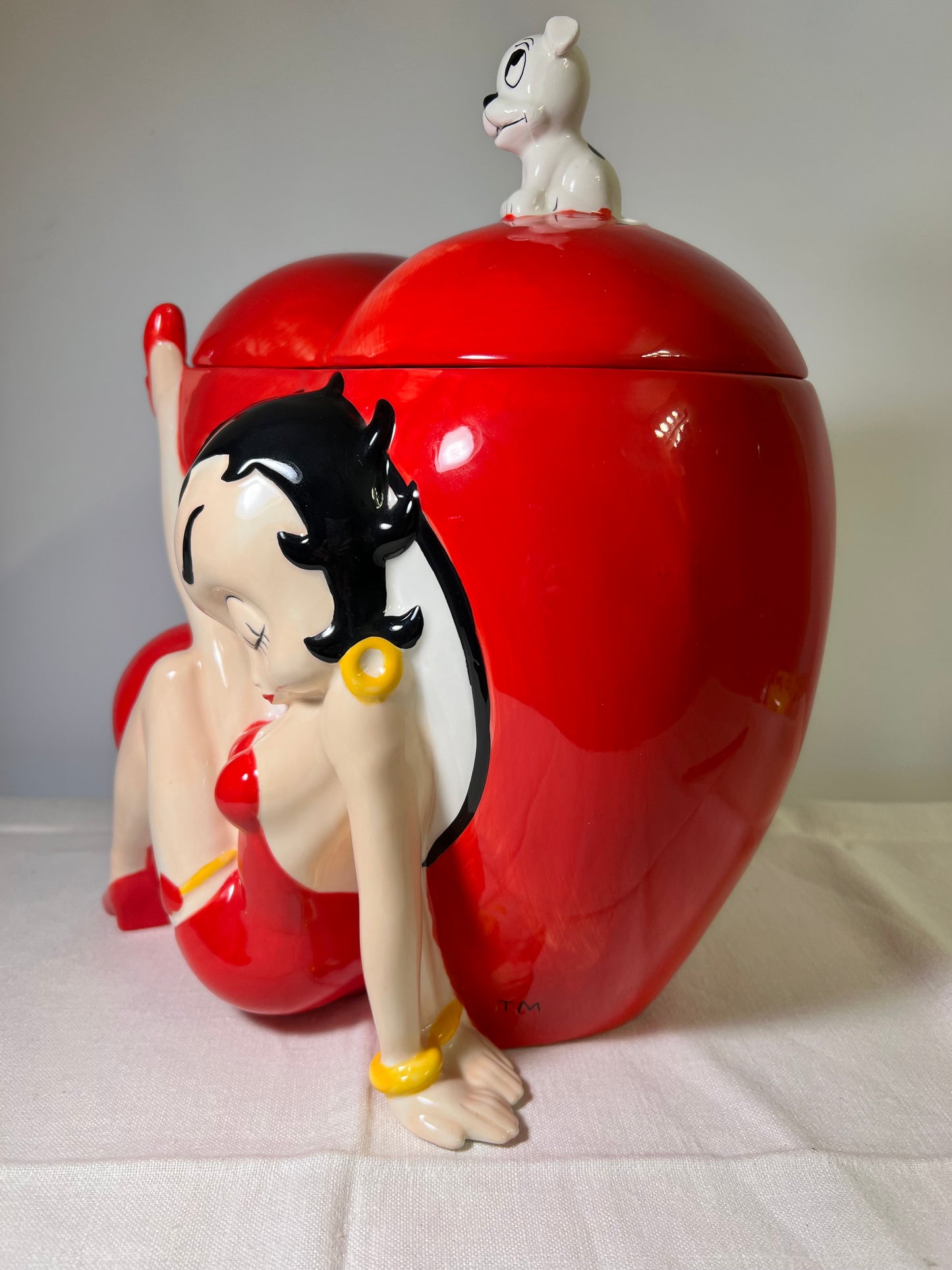 Betty Boop-Cookie Jar- Pudgy sitting on Heart- Pacific Enterprise-2007- King Features Syndicate