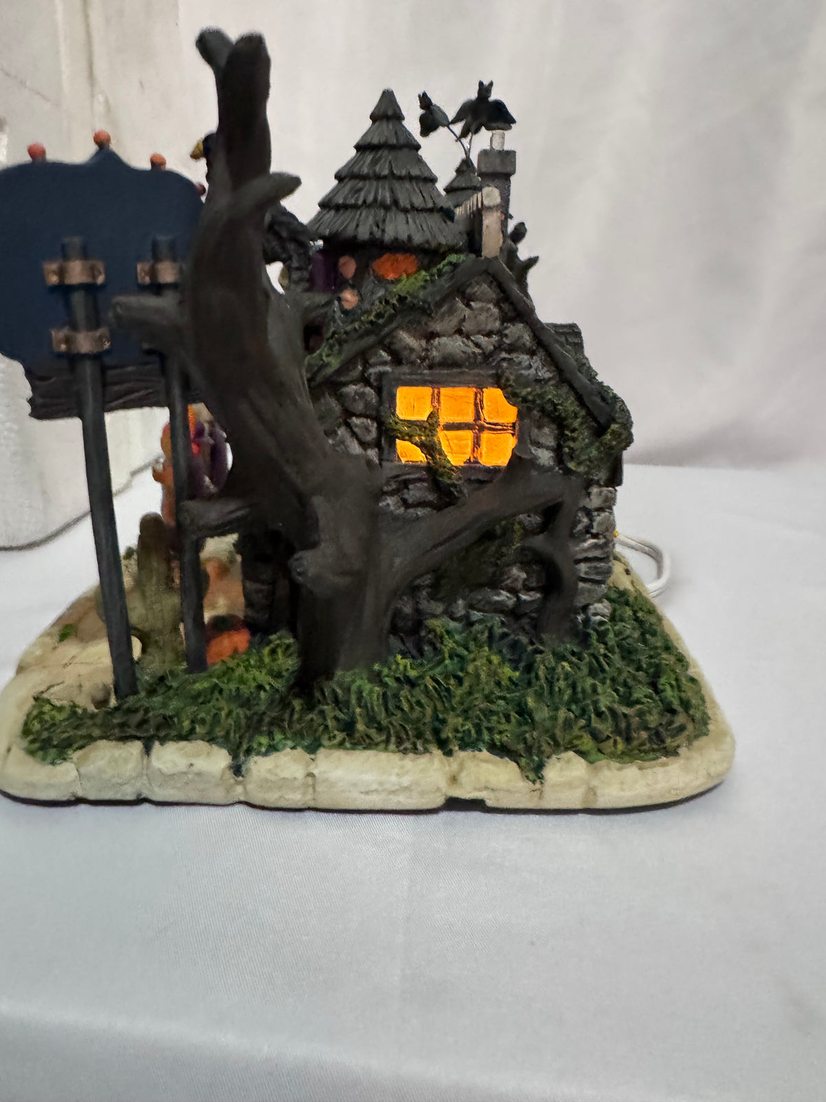 2004 Hawthorne Village The Munsters “Last Chance Gas” Station – Halloween Village A9097