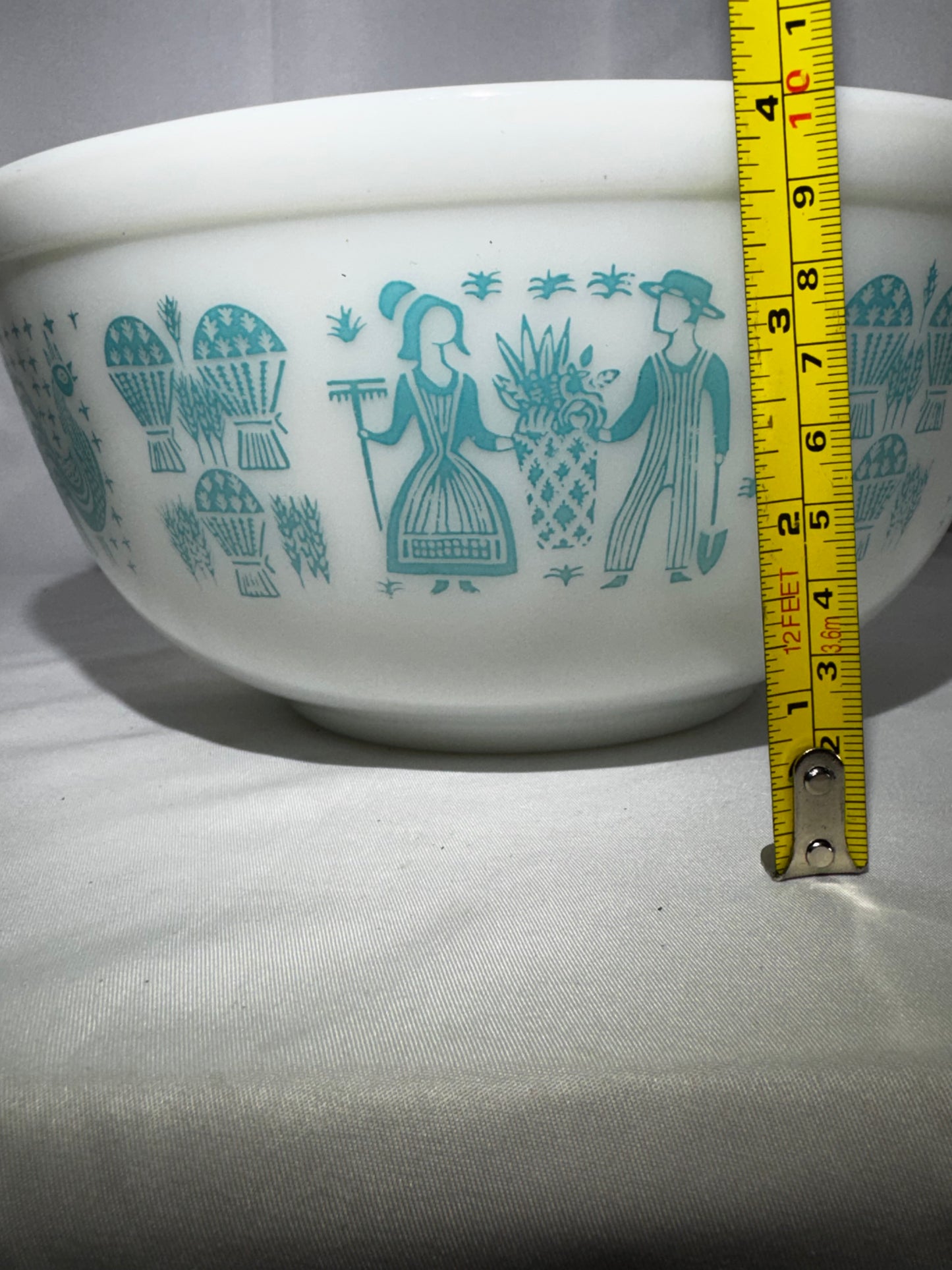 Rare Vintage Pyrex 403 Amish Butterprint Mixing Bowl – Reverse Pattern lady on the left– Turquoise on White