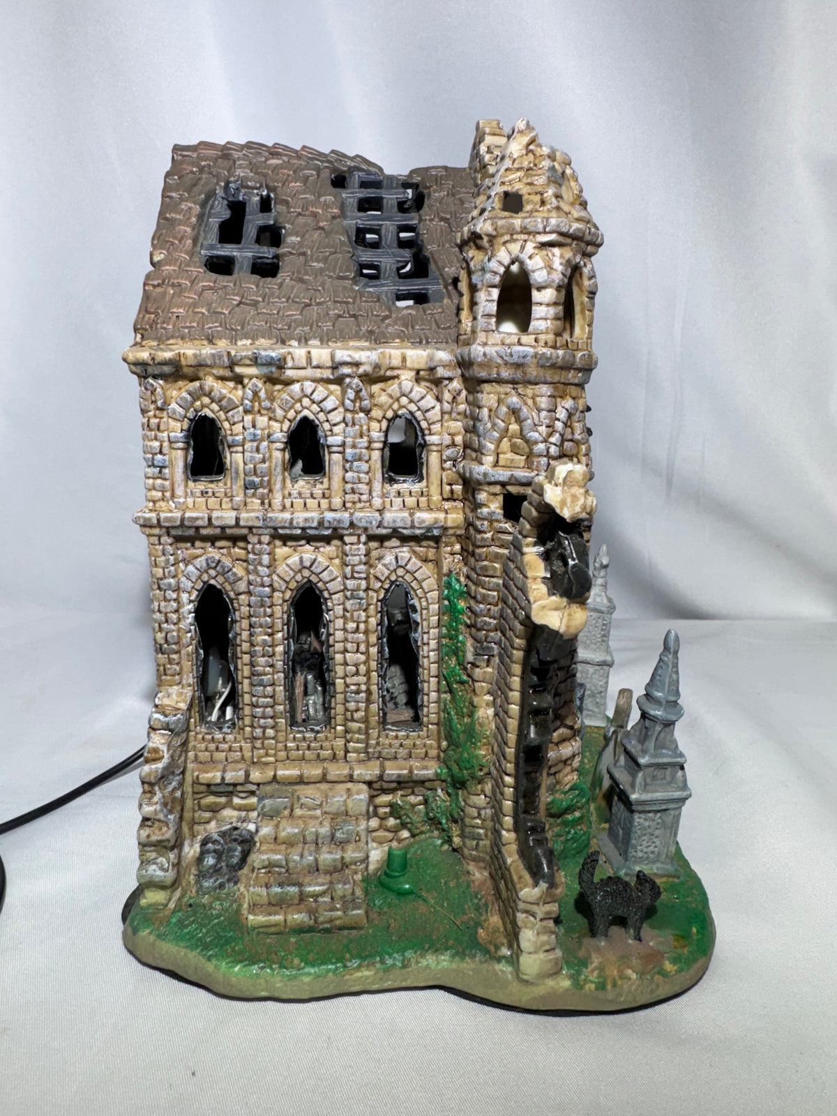 Lemax Spooky Town Gothic Ruins Lighted Building #65342 – 2006 – Retired
