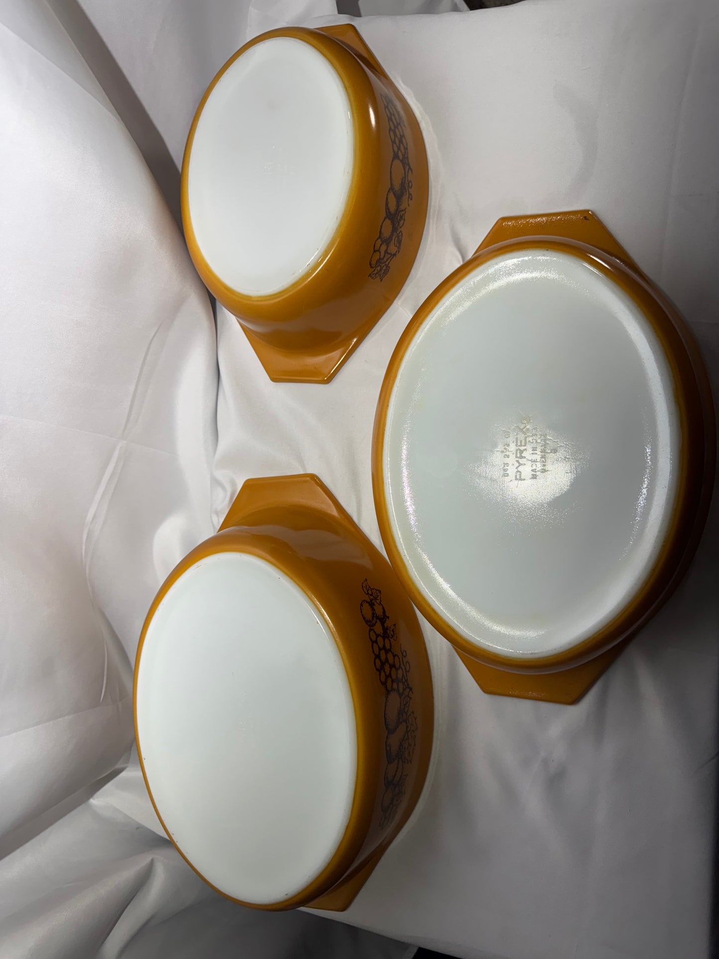 Vintage Pyrex Old Orchard Casserole Dish Set of 3 w/ Lids 1.5 Qt & 2.5 Qt Brown Fruit