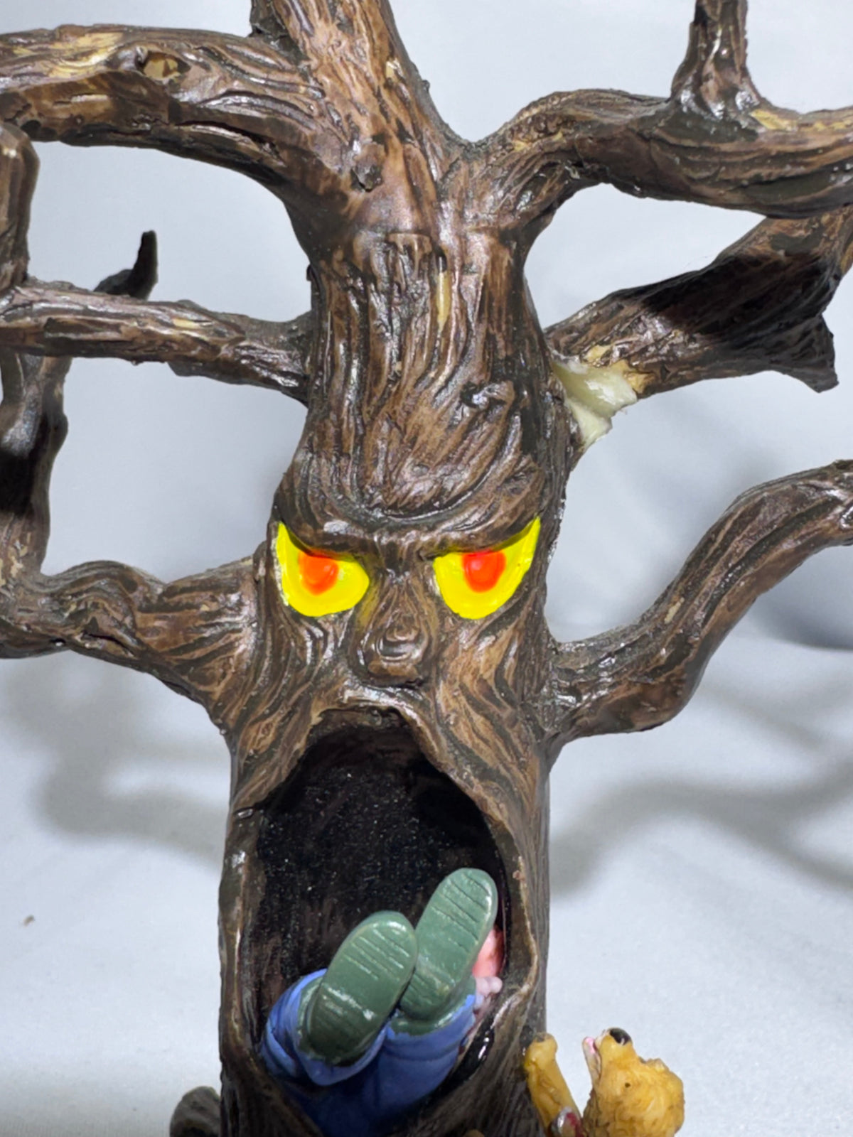 Lemax Spooky Town “Trick or Treater-Eating Tree” #53510 — 2005 Retired