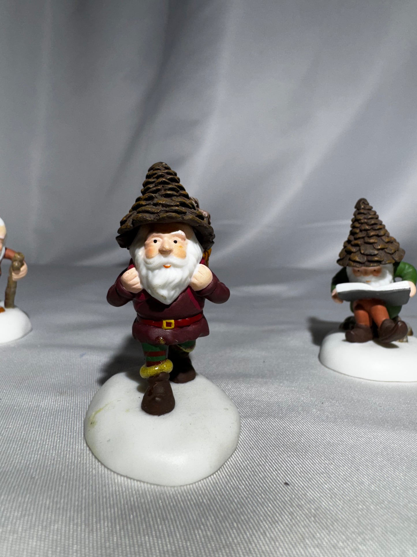 Department 56 North Pole Woods Elves #56.56922 Retired Village Accessory Set READ