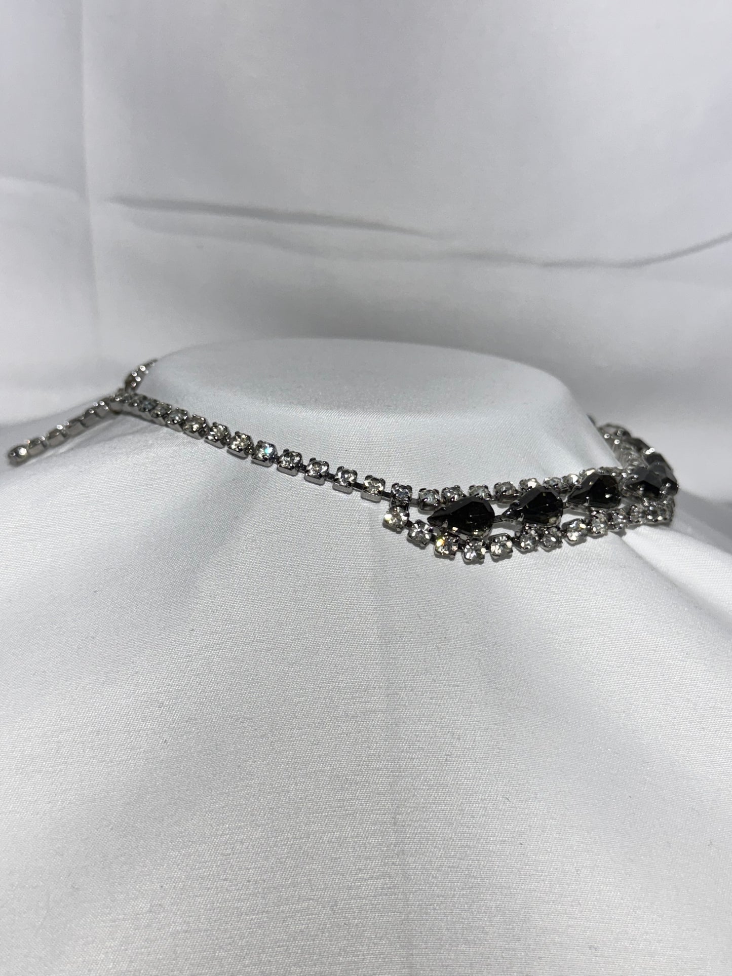 Vintage Women’s Pear-Shaped Rhinestone Necklace / Choker – Silver Tone