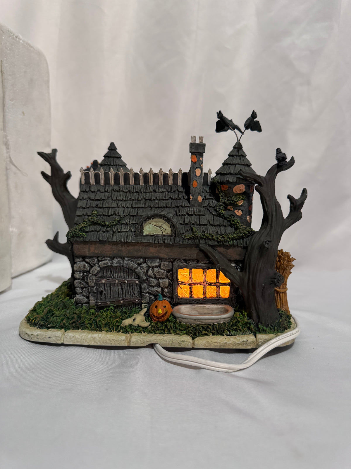 2004 Hawthorne Village The Munsters “Last Chance Gas” Station – Halloween Village A9097