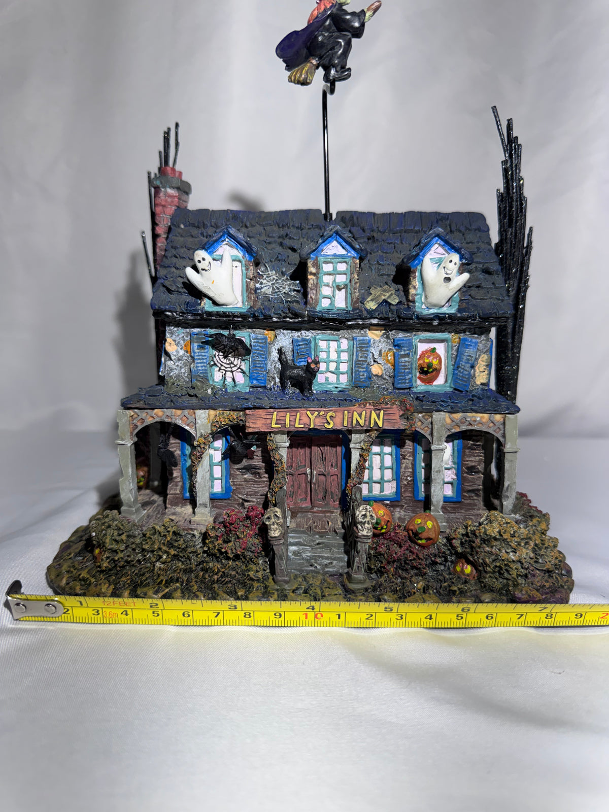 2004 Hawthorne Village The Munsters “Lily’s Inn” Halloween Village Lighted House – COA
