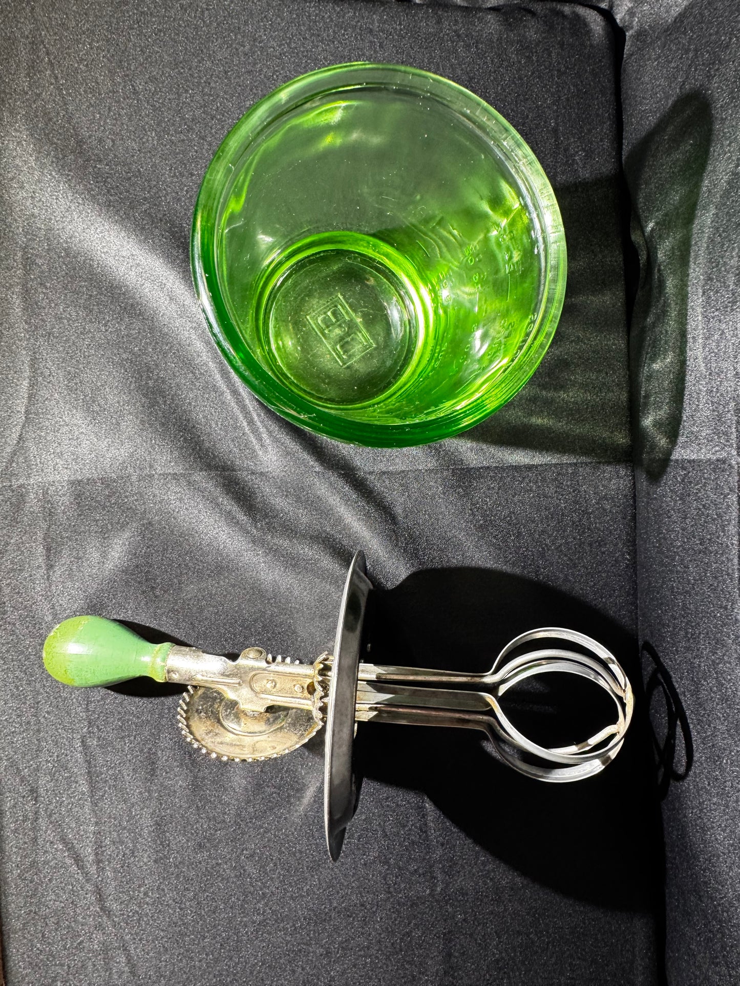Vintage D&B Uranium Glass 4 Cup Measuring Cup A&J Hand Crank Mixer UV Glow Antique 11” Tall