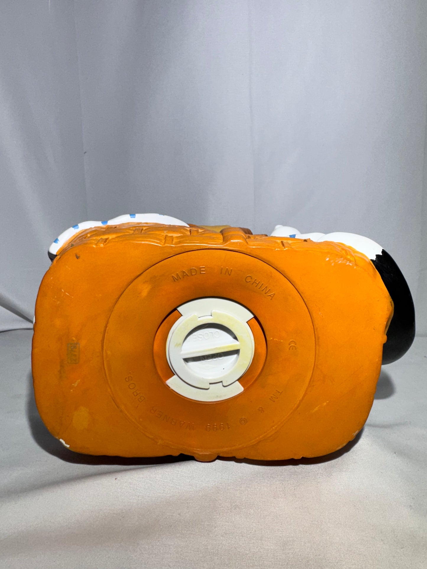 Vintage 1999 Warner Bros Looney Tunes Tweety & Sylvester Picnic Basket Piggy Bank