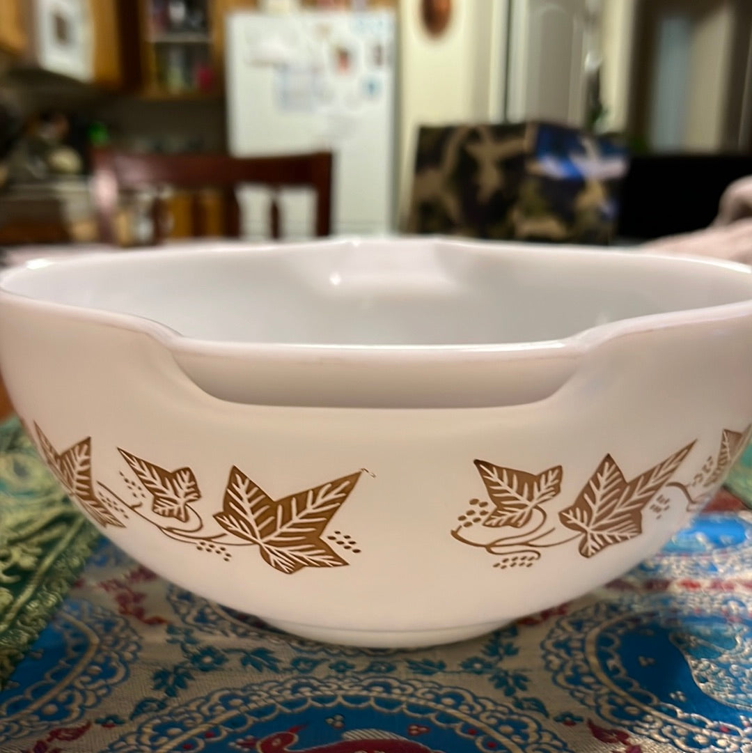 Vintage Pyrex Sandlewood Ivy mixing bowl in mint condition.