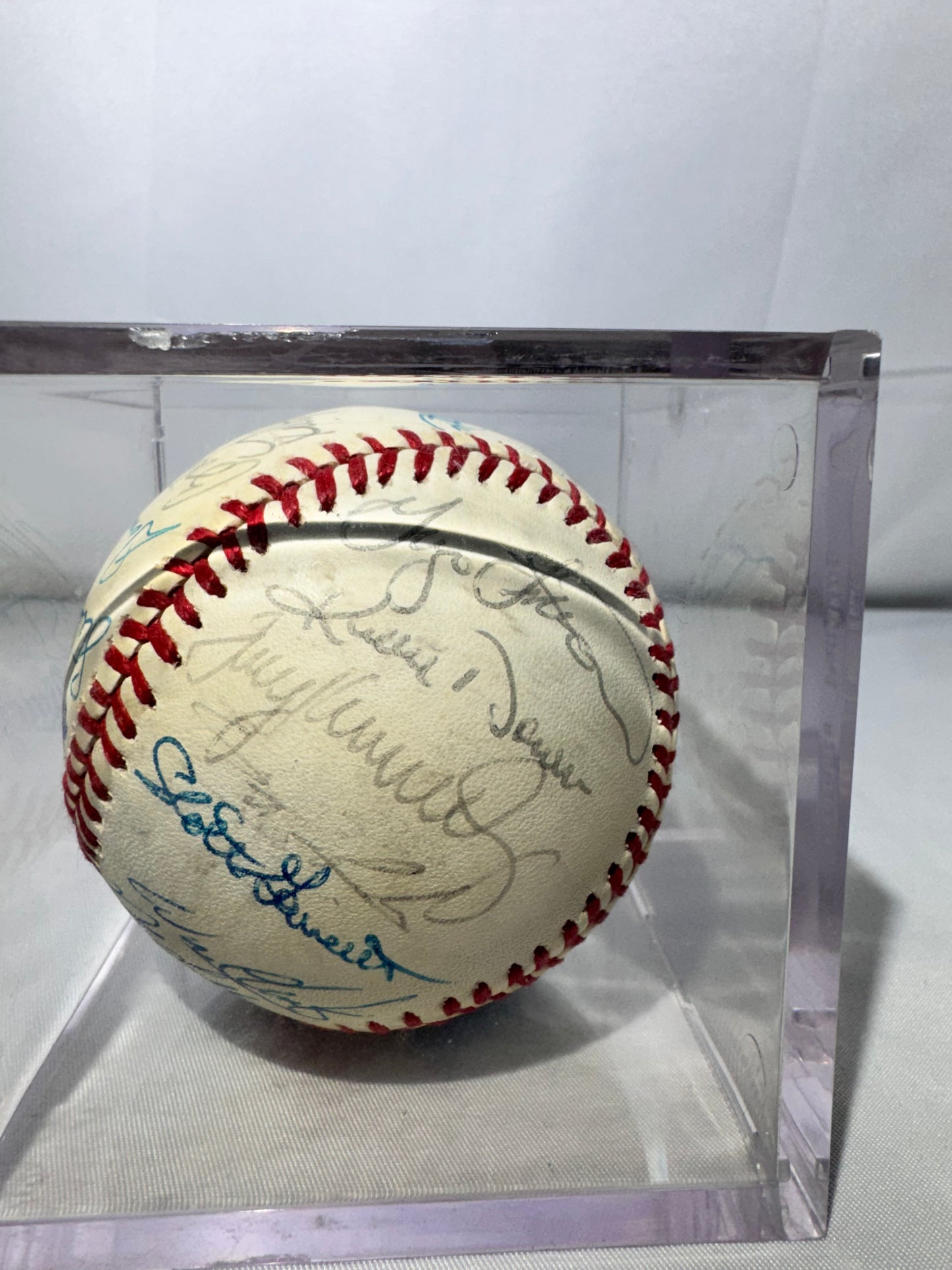 1989 World Series Official Baseball – San Francisco Giants – 32 Autographs – Will Clark, Robby Thompson, Jose Vribe, Matt Williams and Brett Butler autographs