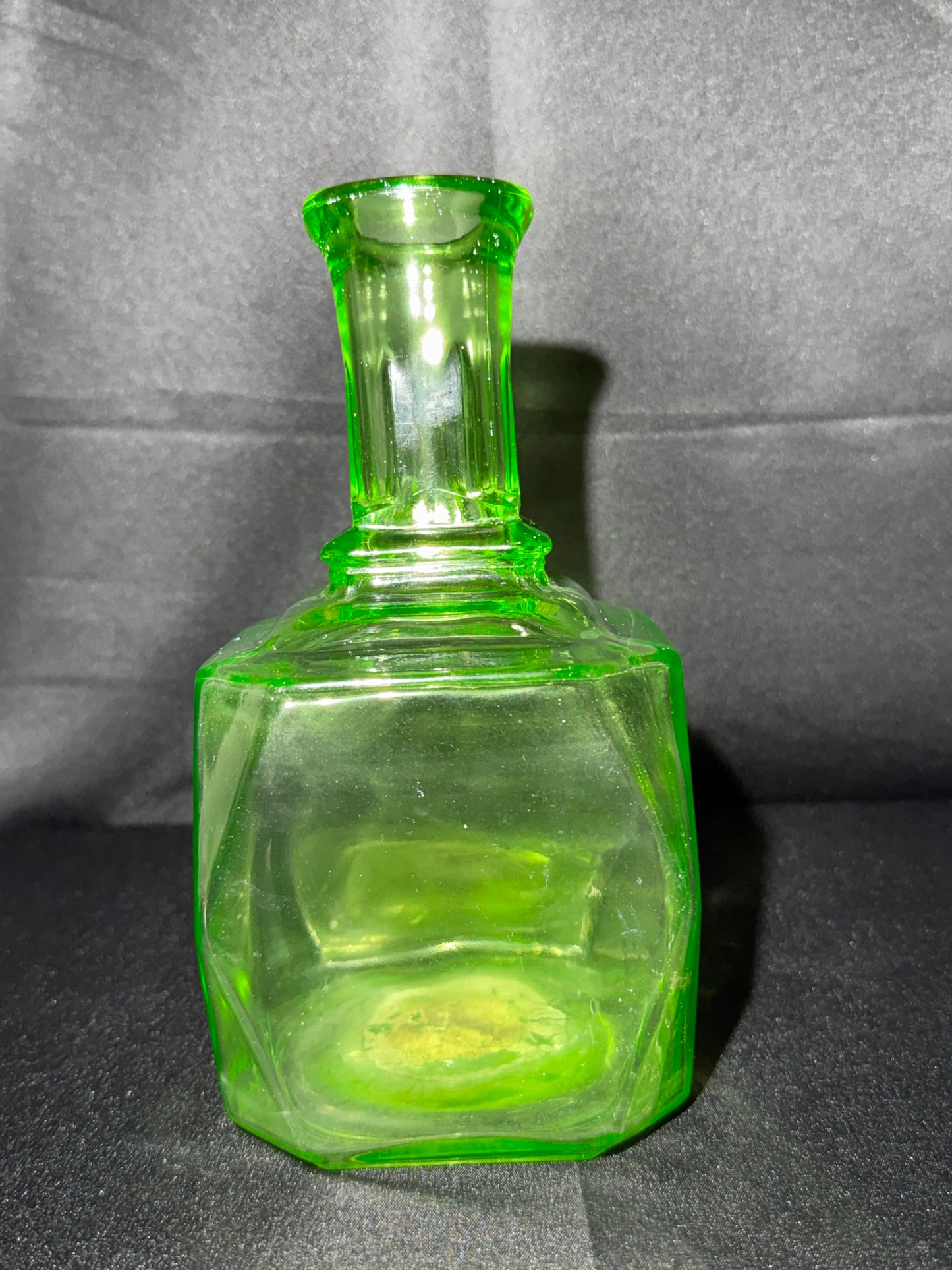 Vintage Anchor Hocking Green Uranium Glass Decanter – Art Deco Square Depression Glass – UV Glow