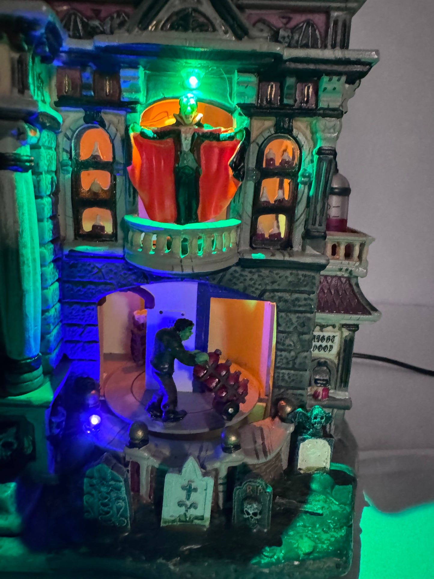 Lemax Spooky Town The Blood Bank #55239 – Retired 2005 – Animated & Lighted